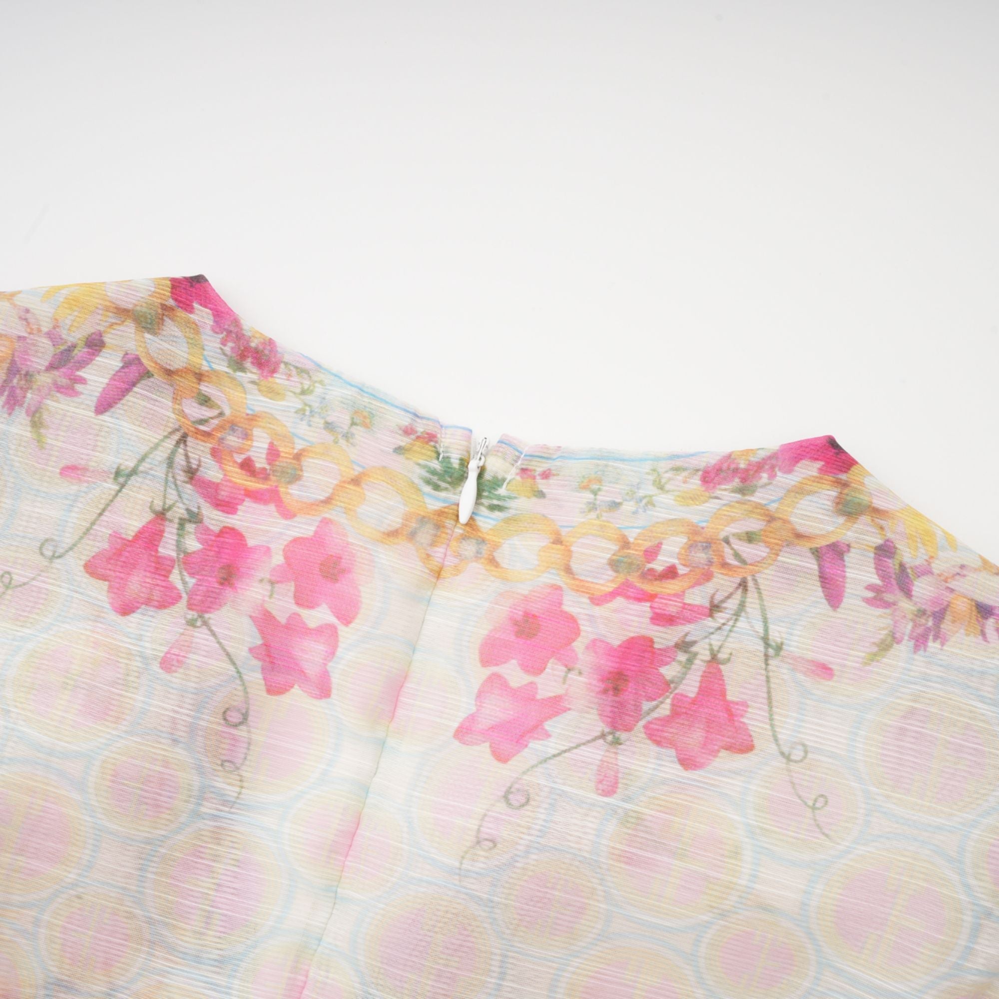 Vestido mini Axelle con estampado floral de la marca Final Sale, muestra el diseño con mangas cortas y escote en V.