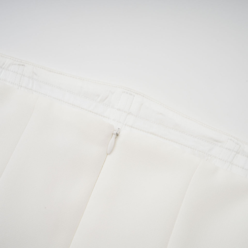 Vestido maxi plisado blanco de mujer de la marca Final Sale, con hombros descubiertos y estilo elegante.