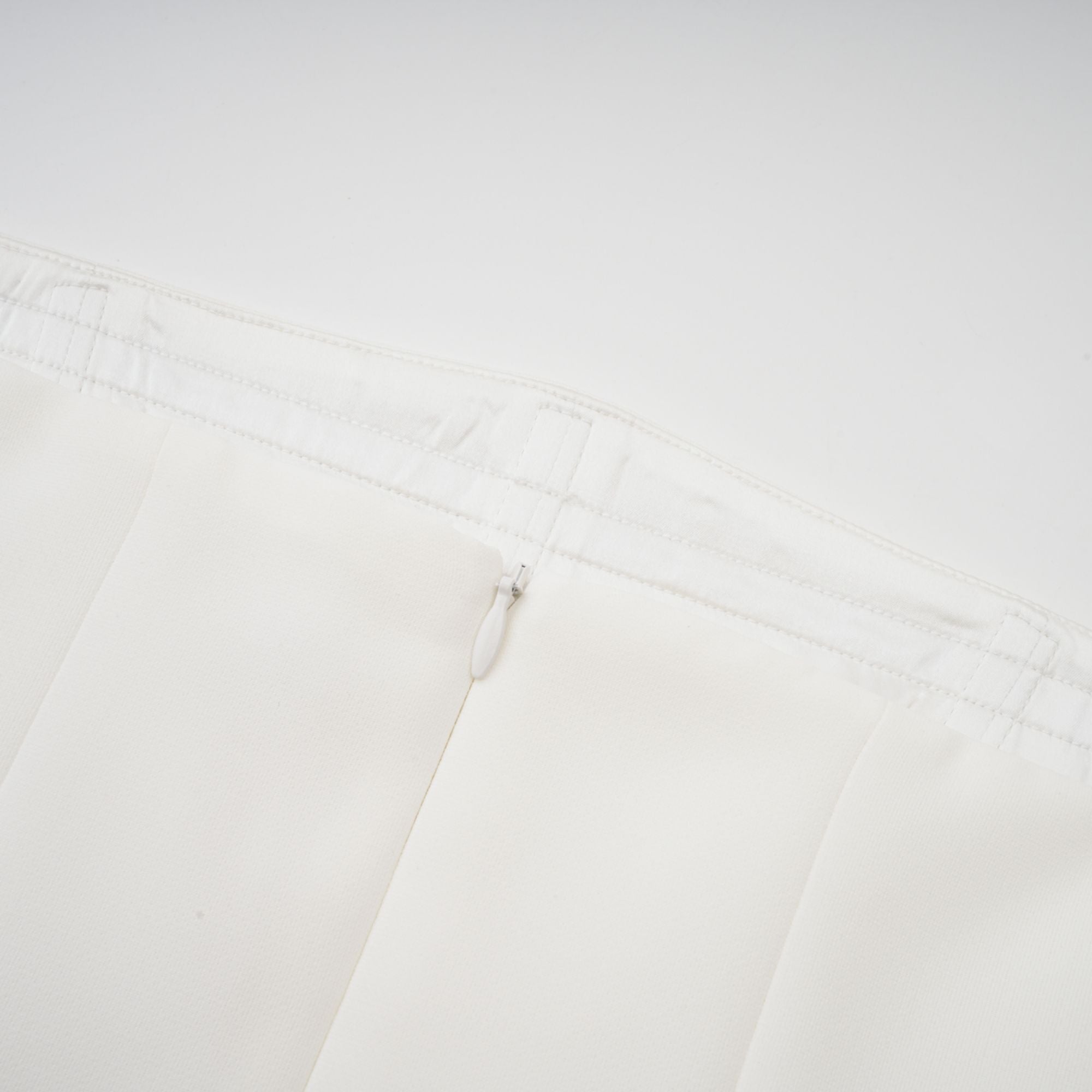 Vestido maxi plisado blanco de mujer de la marca Final Sale, con hombros descubiertos y estilo elegante.