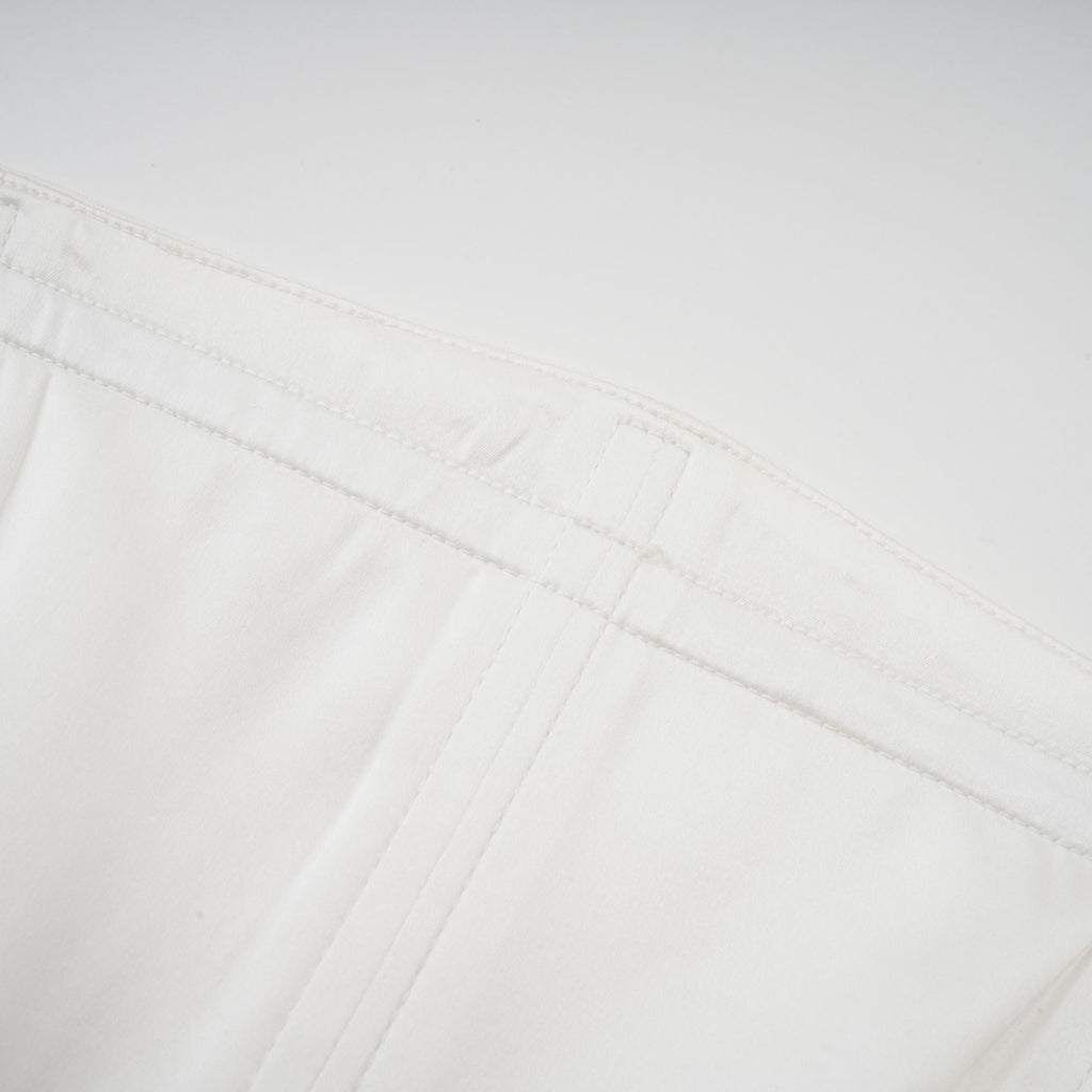 Vestido maxi blanco de tirantes con pliegues de la marca Final Sale, estilo sin hombros y elegante para ocasiones especiales.