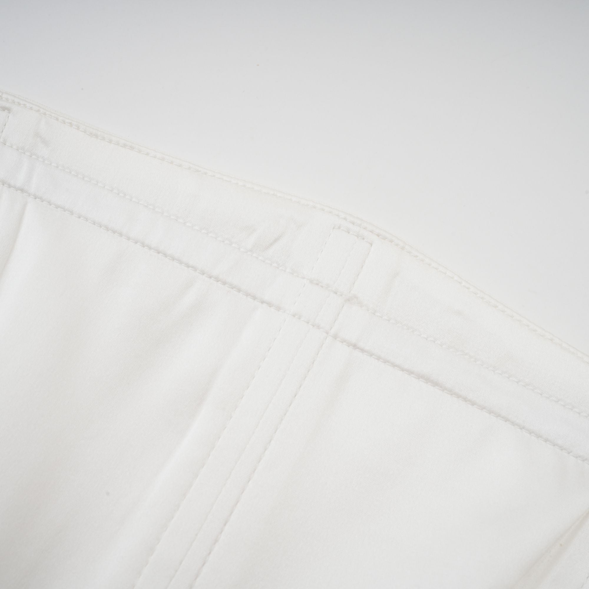 Vestido maxi blanco de tirantes con pliegues de la marca Final Sale, estilo sin hombros y elegante para ocasiones especiales.