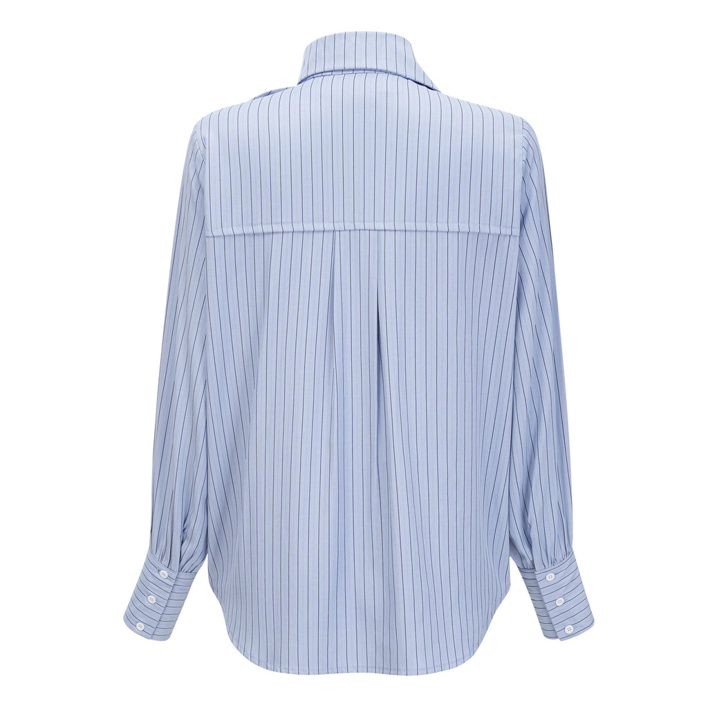 Camisa de seda azul Torhild 3D con estampado de rayas finas y detalles en pétalos, marca Bridal.