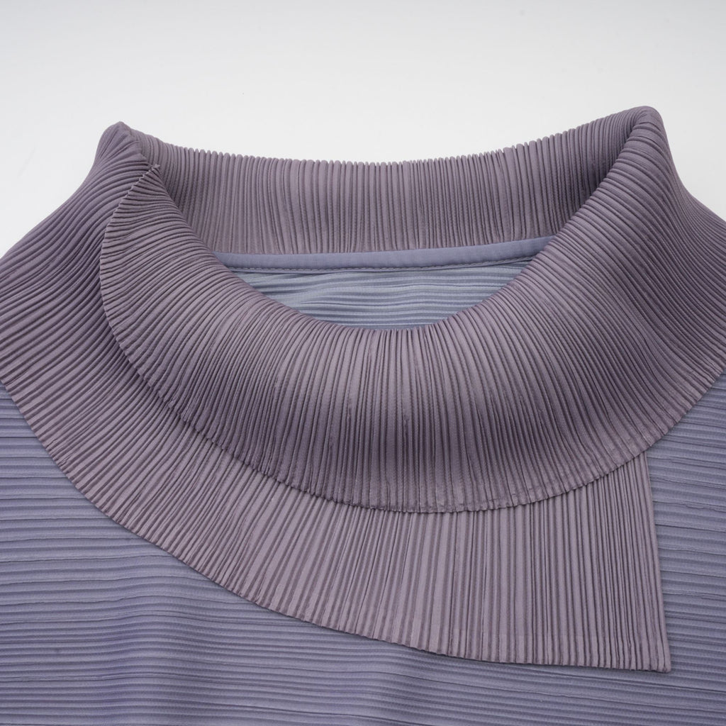Conjunto a juego de blusa morada con degradado y pantalones arrugados de la marca Final Sale, vista de frente en la imagen.