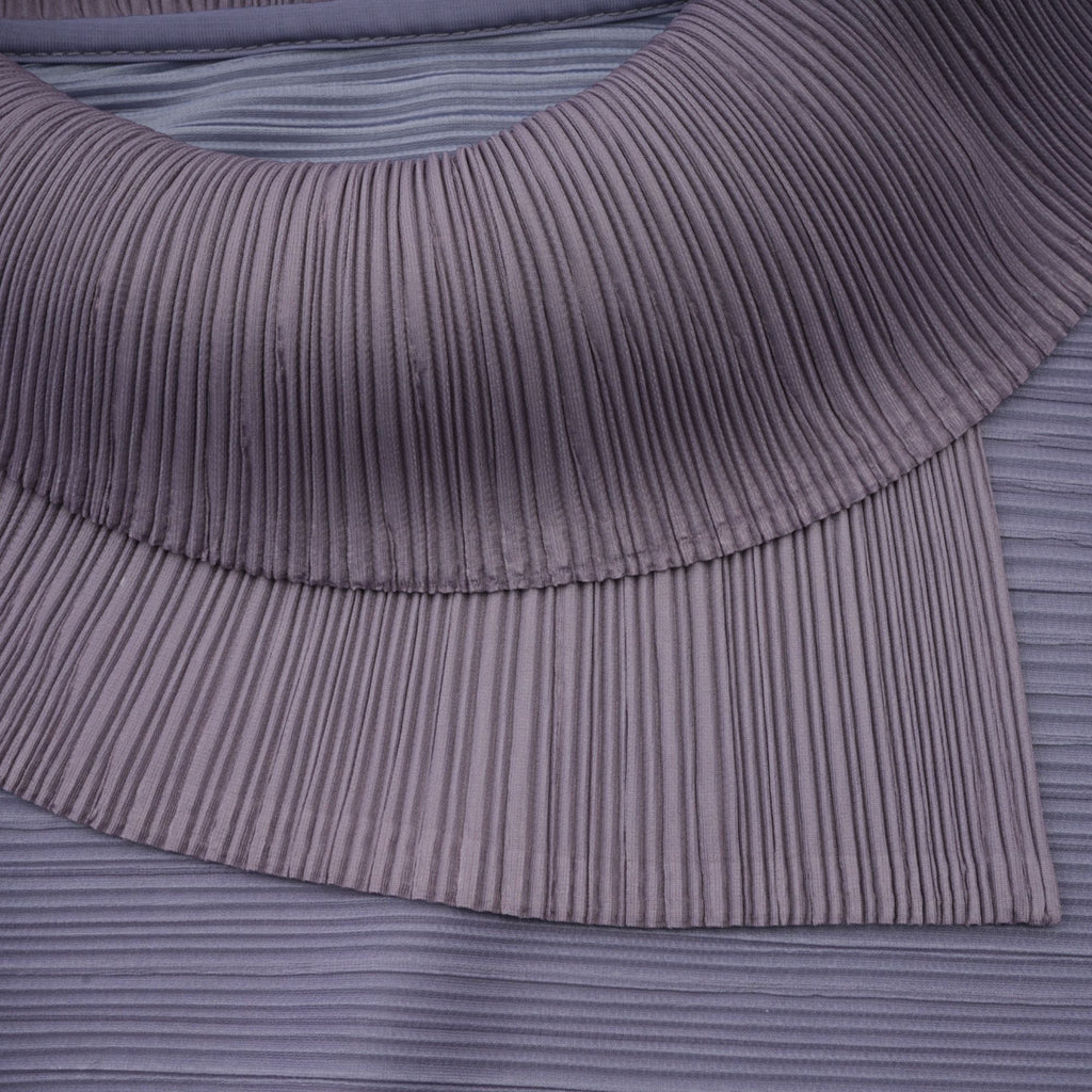 Conjunto de blusa y pantalones morados con degradado y arrugas de la marca Final Sale, estilo elegante y moderno.