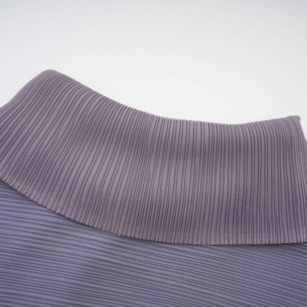 Conjunto de blusa y pantalones morados con efecto arrugado de la marca Final Sale, estilo elegante y moderno.