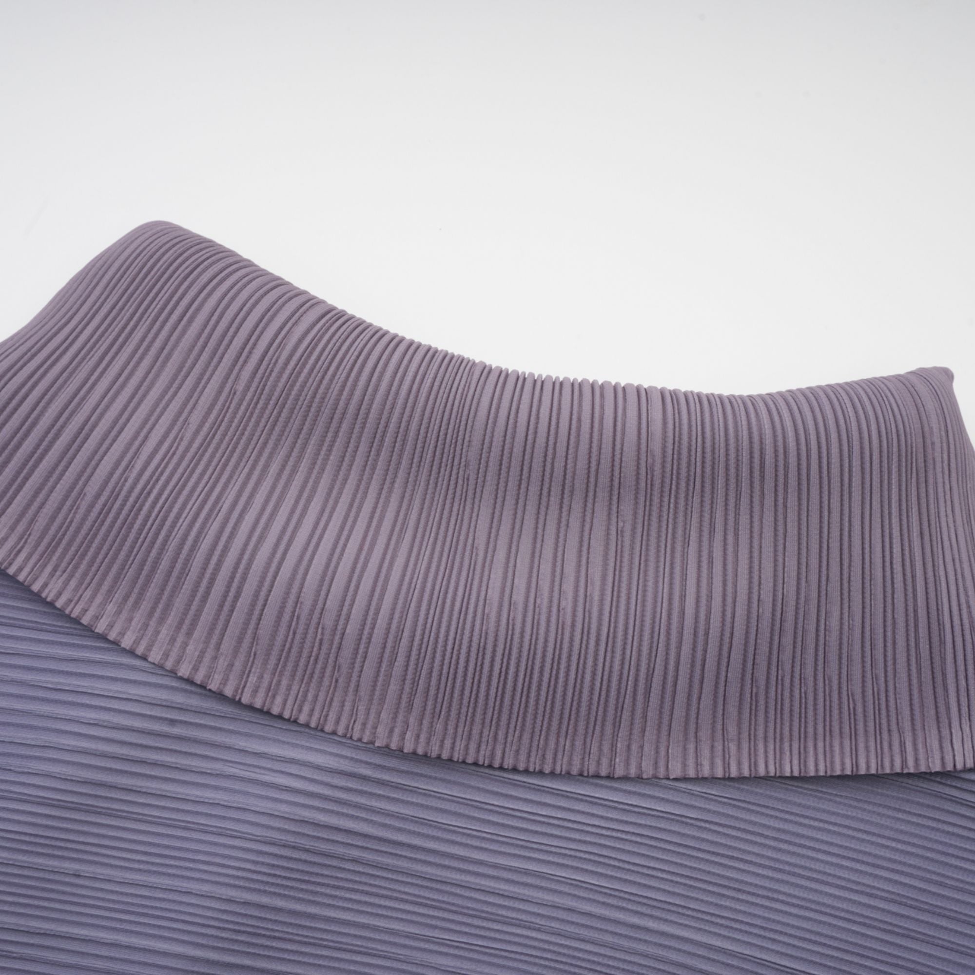 Conjunto de blusa y pantalones morados con efecto arrugado de la marca Final Sale, estilo elegante y moderno.
