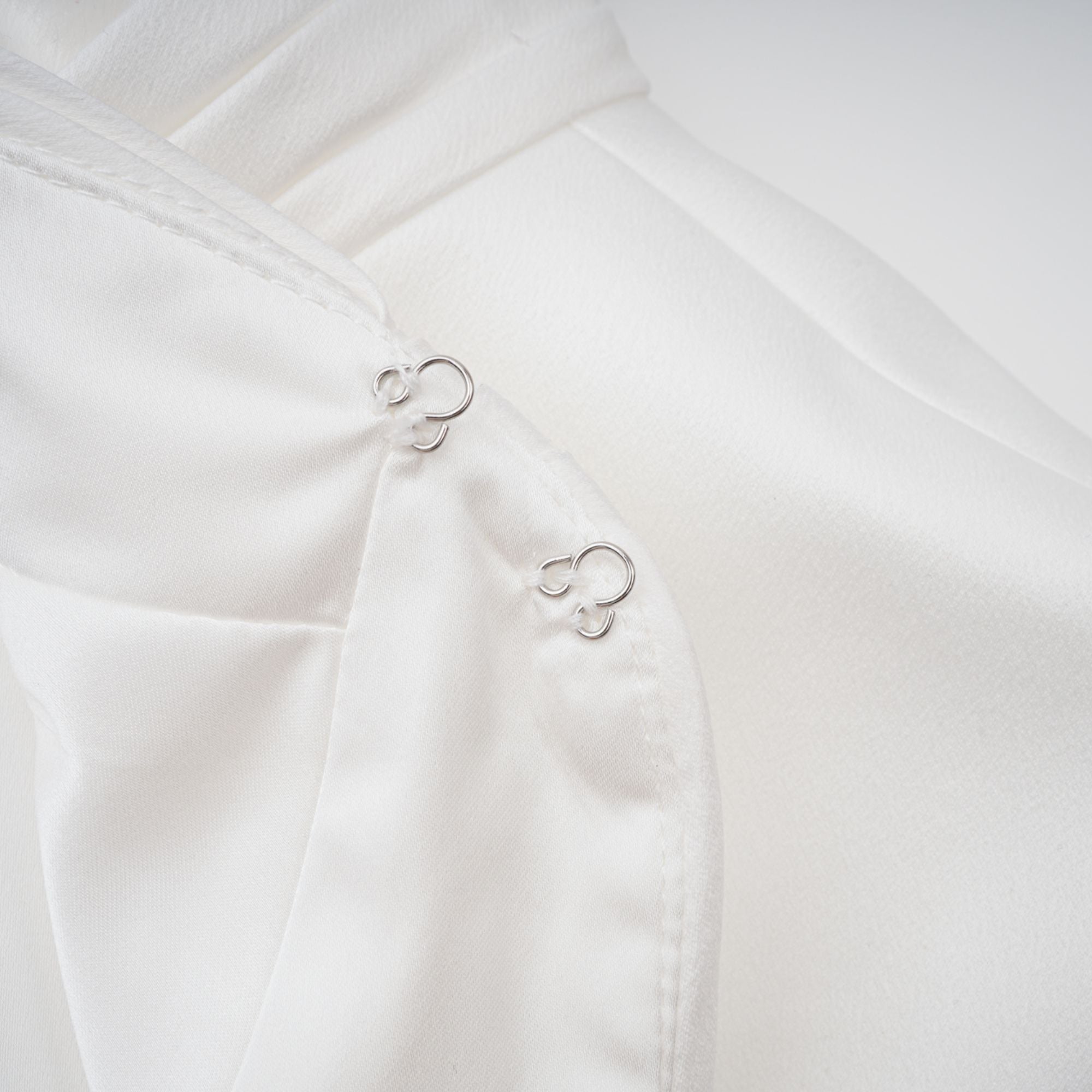 Vestido maxi Camille White con lazo de declaración y falda sirena, estilo elegante y moderno, en color blanco.