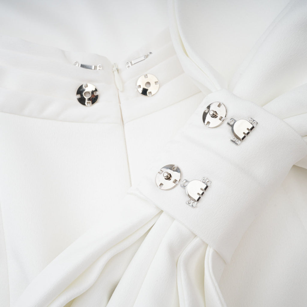 Vestido maxi de sirena blanco Camille con lazo llamativo, diseñado por Final Sale, con un estilo elegante y moderno.