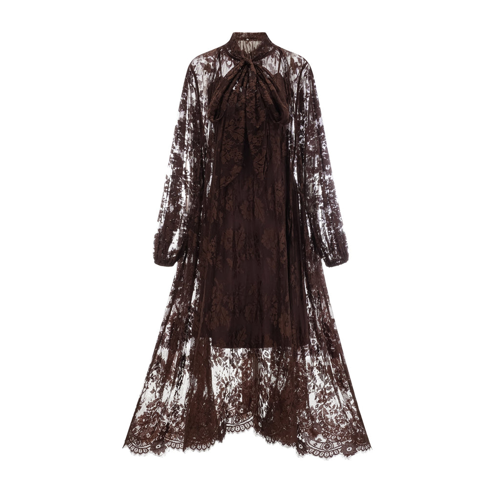 Vestido midi con vuelo en encaje chantilly marrón Sylvie, estilo flamenco, con falda amplia y detalles elegantes.
