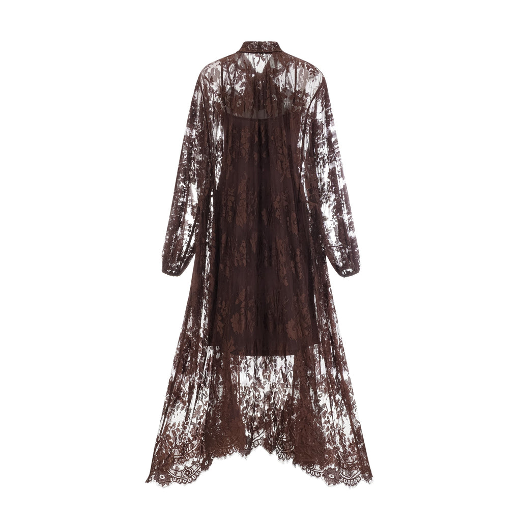 Vestido midi acampanado de encaje chantilly marrón Sylvie, diseño elegante con falda fluida y detalles delicados.