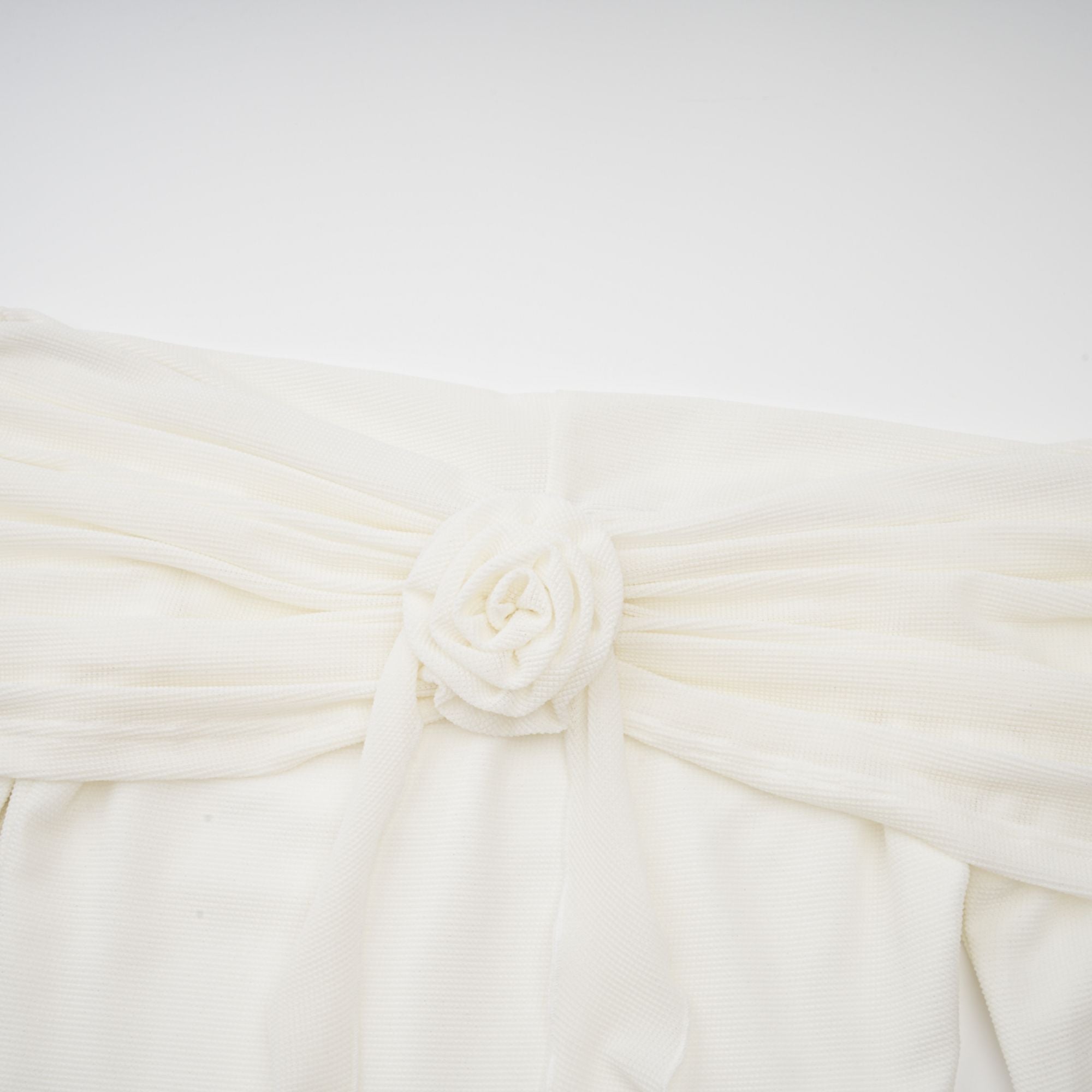Vestido maxi de punto blanco con aplicaciones florales de glitter, estilo floral para mujer.