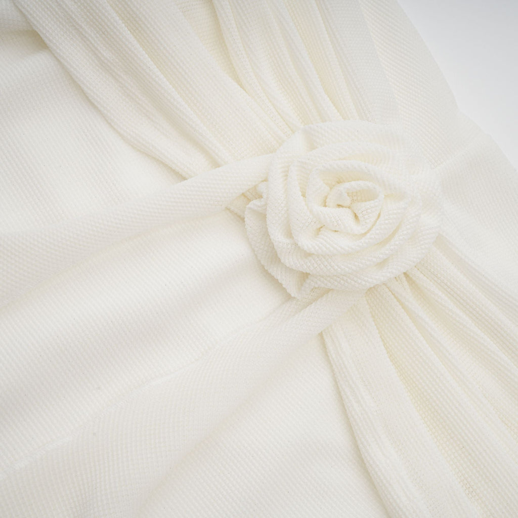 Vestido largo de punto blanco con apliques florales y brillo de Wanda, diseño elegante y sofisticado para ocasiones especiales.