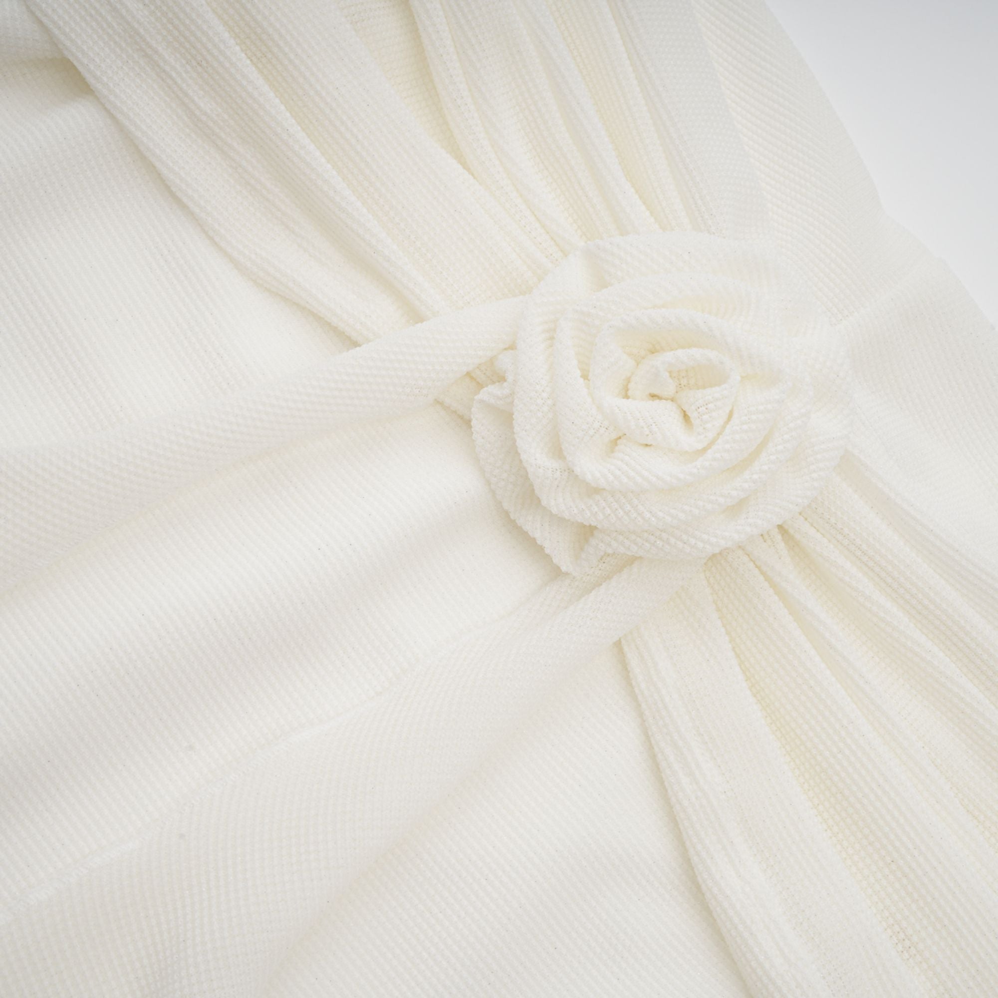 Vestido largo de punto blanco con apliques florales y brillo de Wanda, diseño elegante y sofisticado para ocasiones especiales.