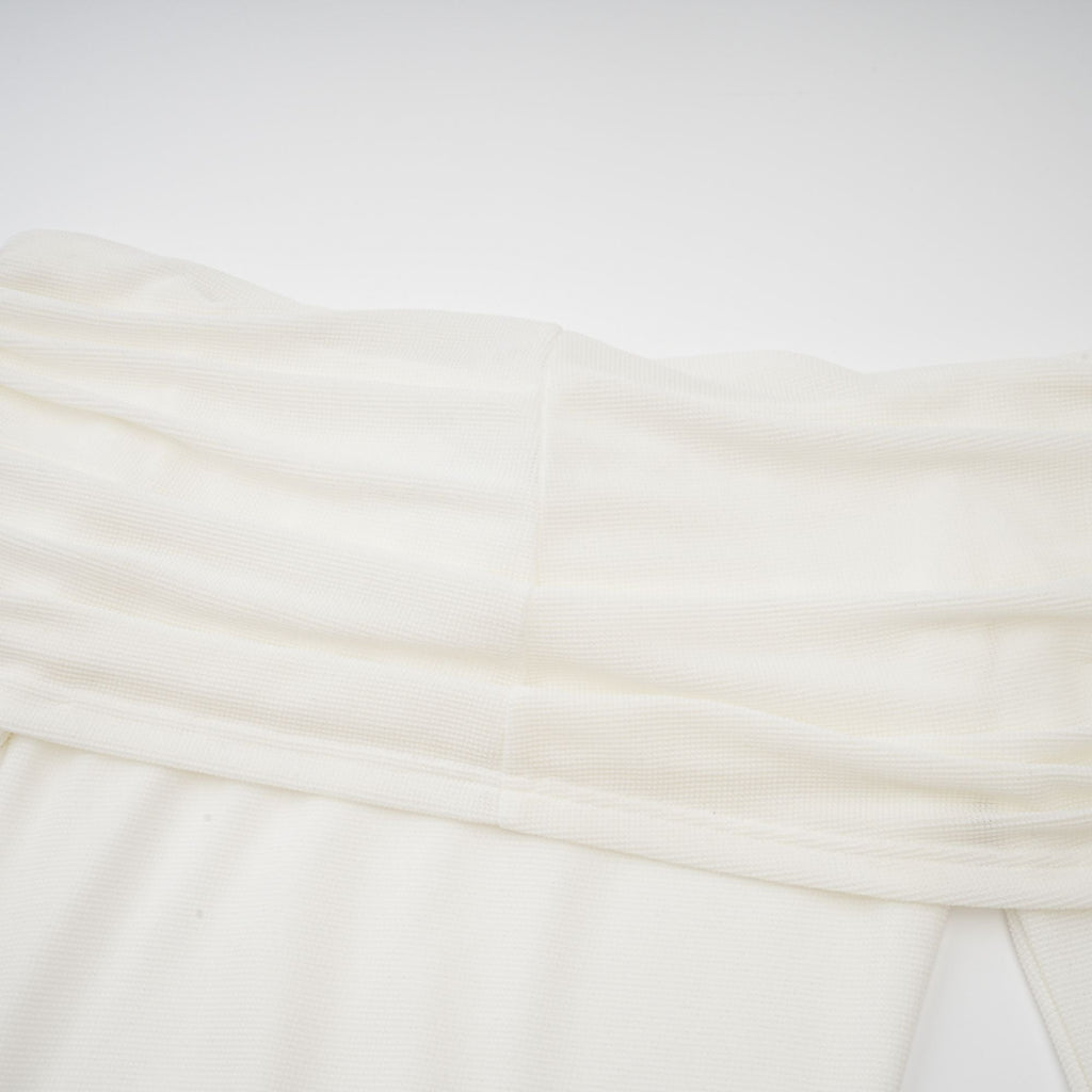 Vestido maxi de punto con apliques florales y brillo en color blanco, de la marca Final Sale, con detalles de encaje y diseño elegante.