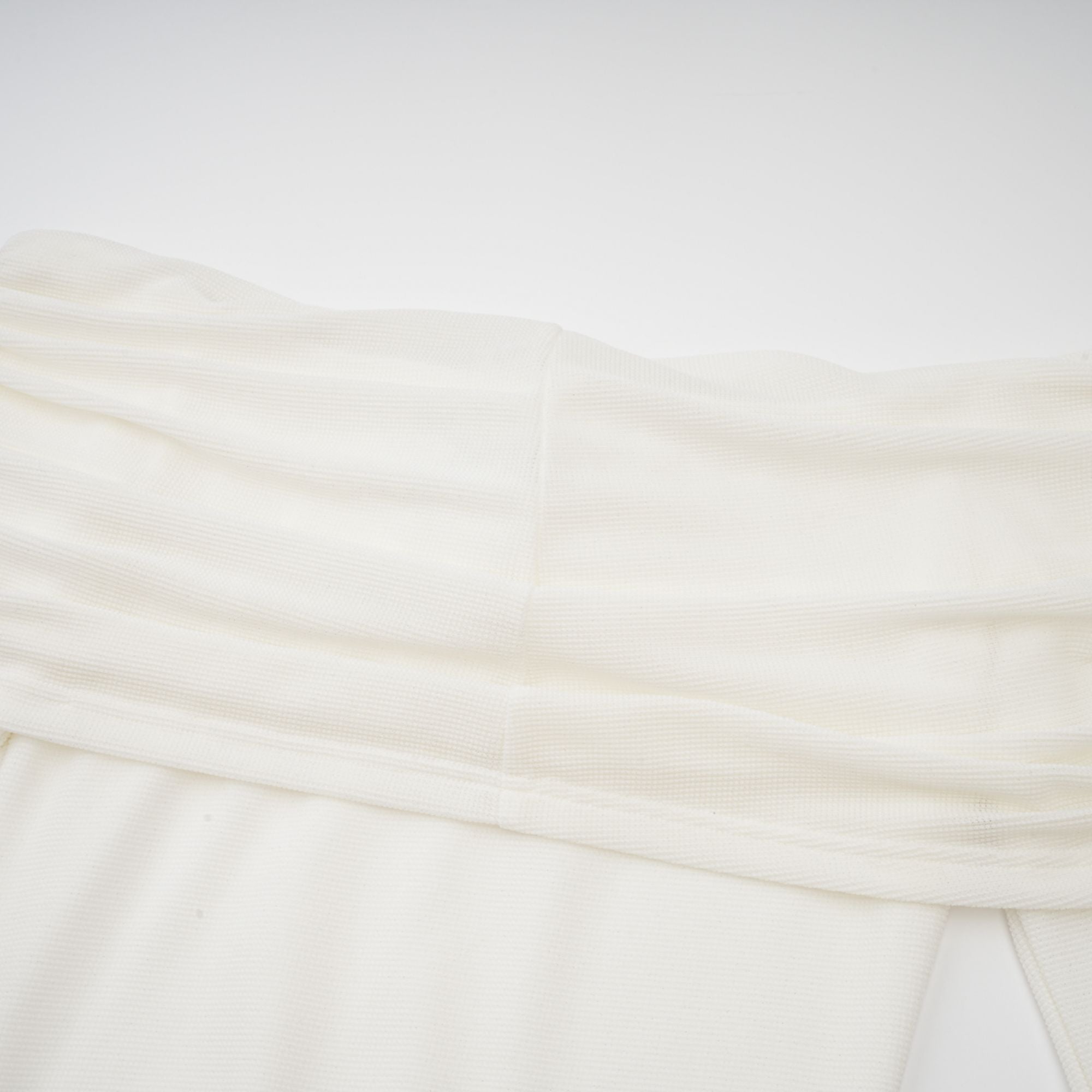 Vestido maxi de punto con apliques florales y brillo en color blanco, de la marca Final Sale, con detalles de encaje y diseño elegante.