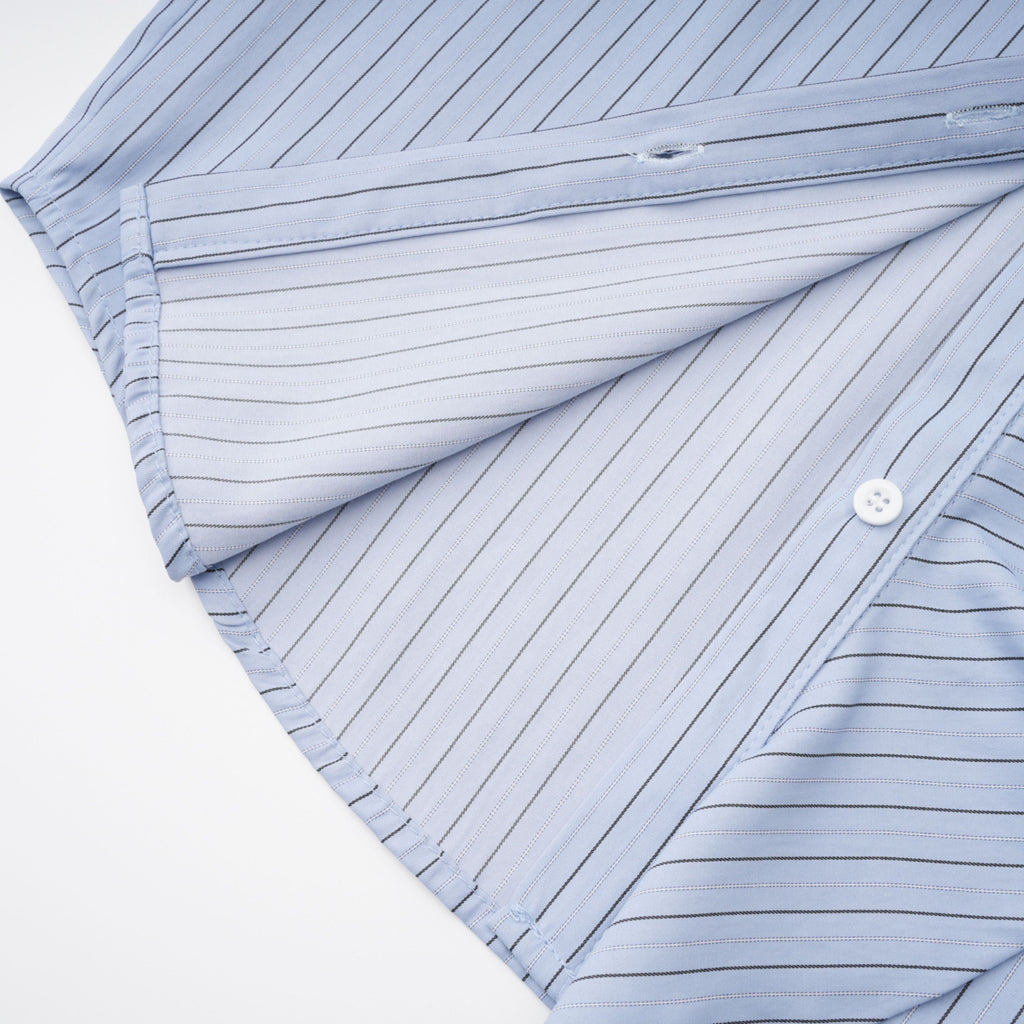 Camisa azul con estampado de rayas 3D y detalles de pétalos, de la marca Bridal, en vista frontal.