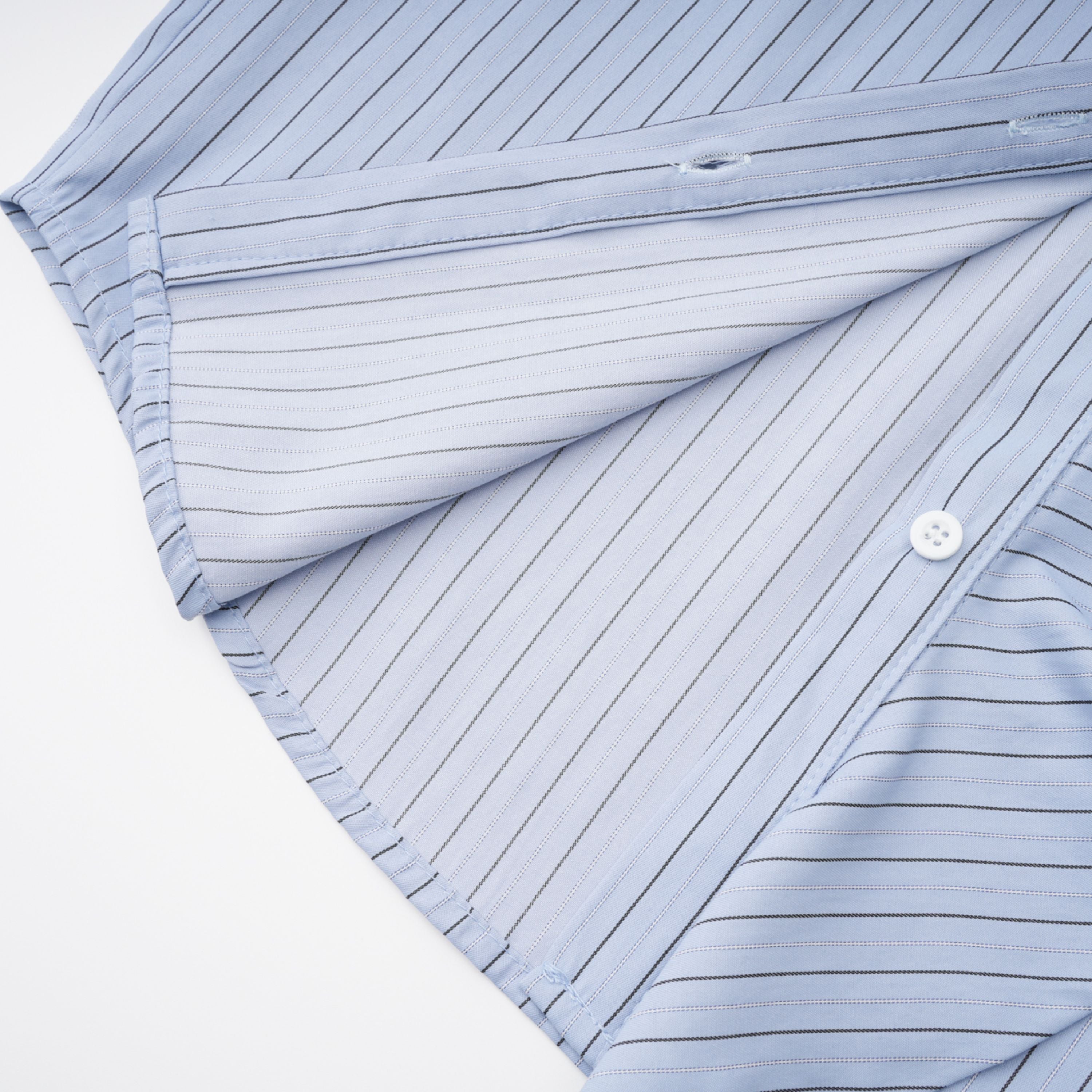 Camisa azul con estampado de rayas 3D y detalles de pétalos, de la marca Bridal, en vista frontal.