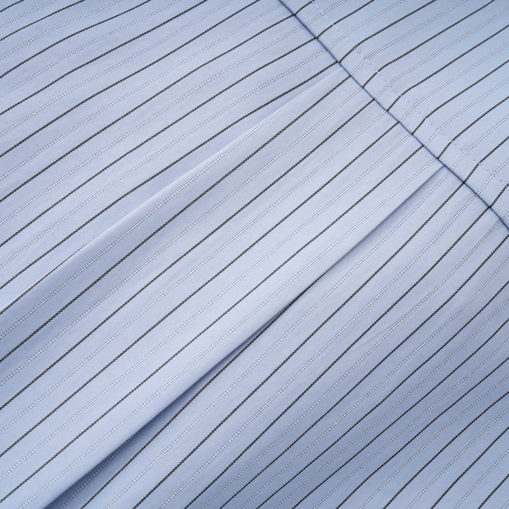 Camisa azul Torhild 3D con estampado de rayas y detalles en forma de pétalos, de la marca Bridal.