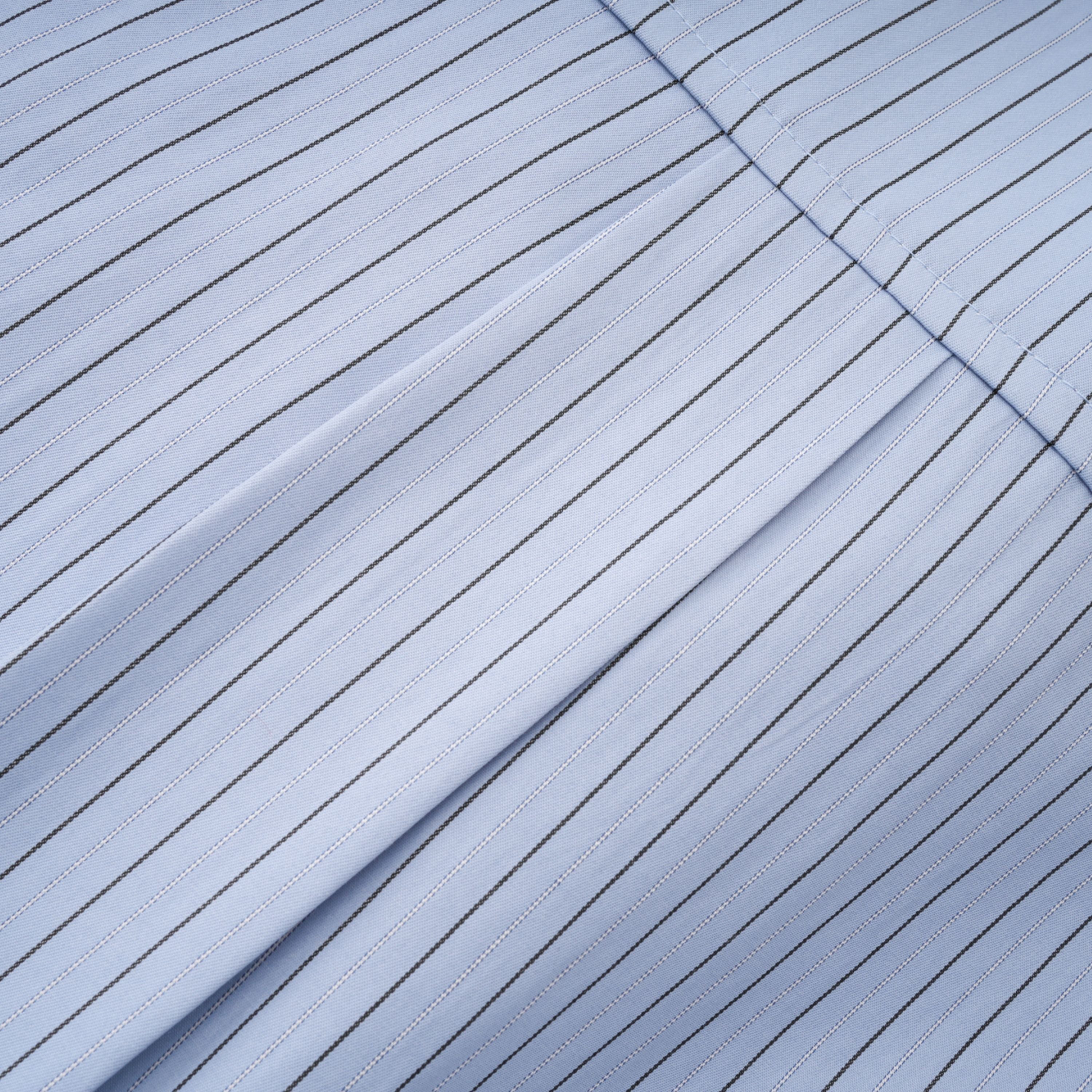 Camisa azul Torhild 3D con estampado de rayas y detalles en forma de pétalos, de la marca Bridal.