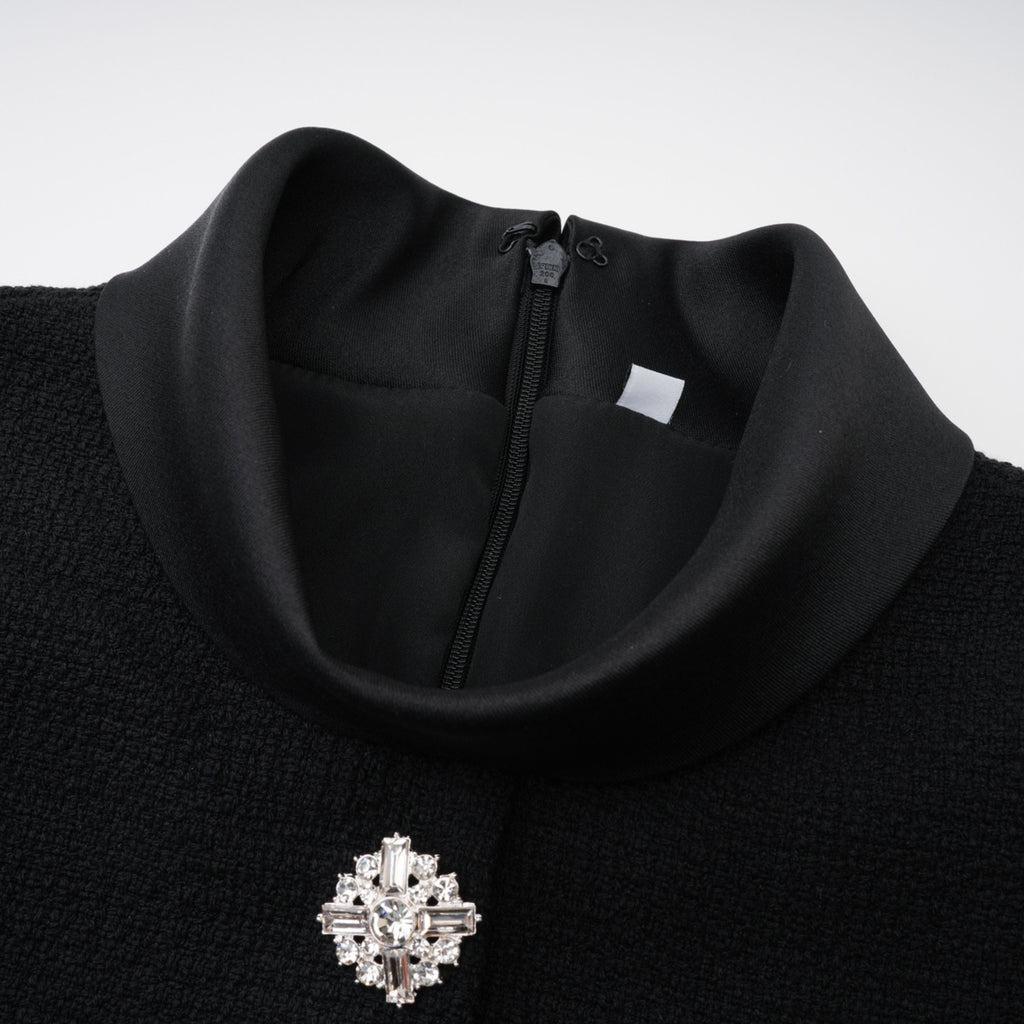 Vestido midi de tweed negro Lorelei de Bridal con cuello alto, diseñado para eventos elegantes.