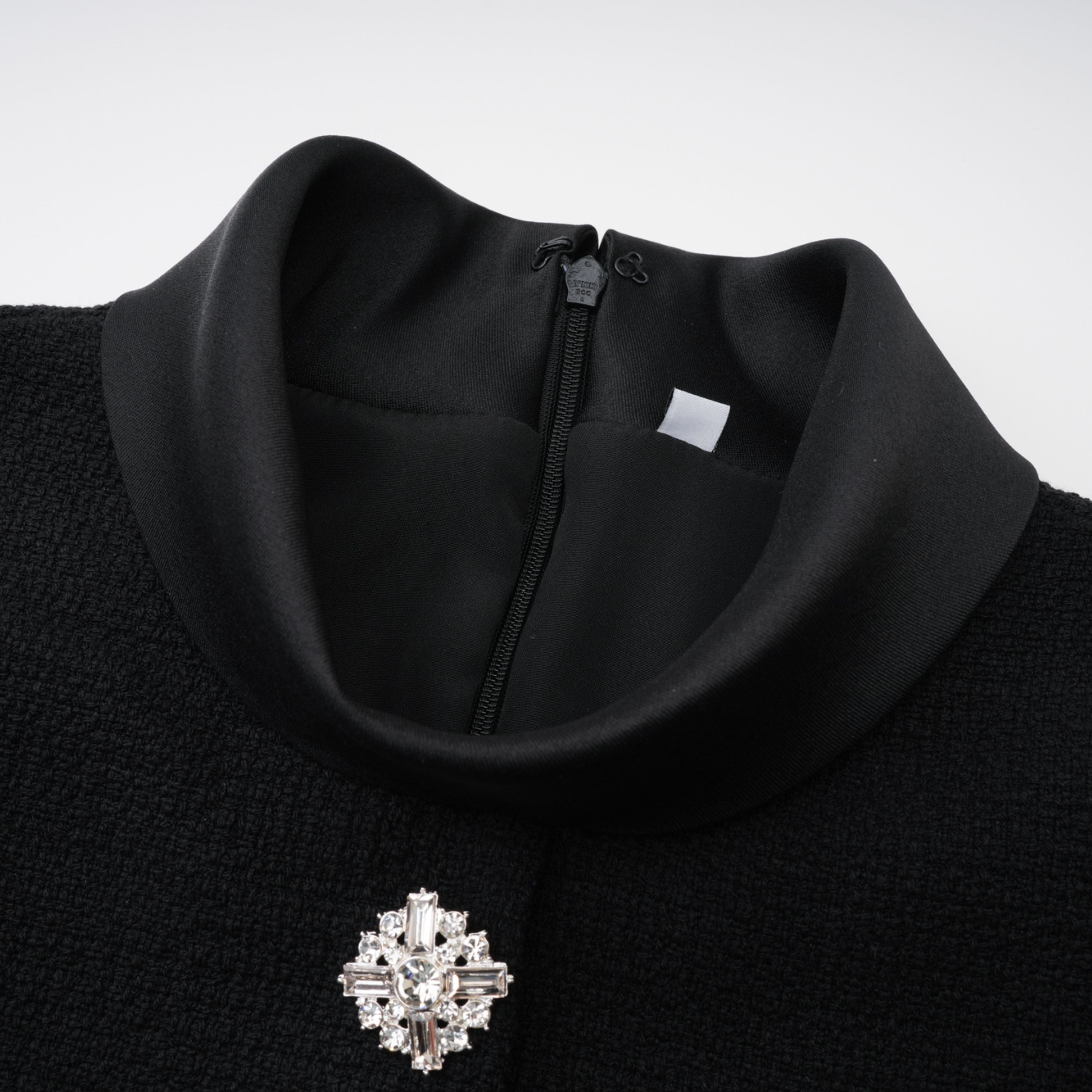 Vestido midi de tweed negro Lorelei de Bridal con cuello alto, diseñado para eventos elegantes.