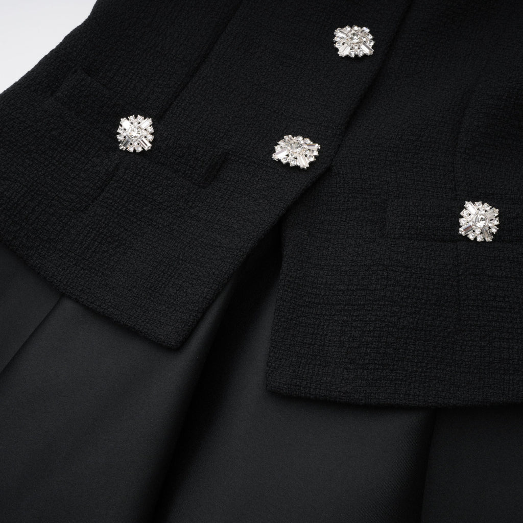 Vestido midi negro de tweed con cuello alto de la marca Bridal, diseño elegante y clásico en la imagen.