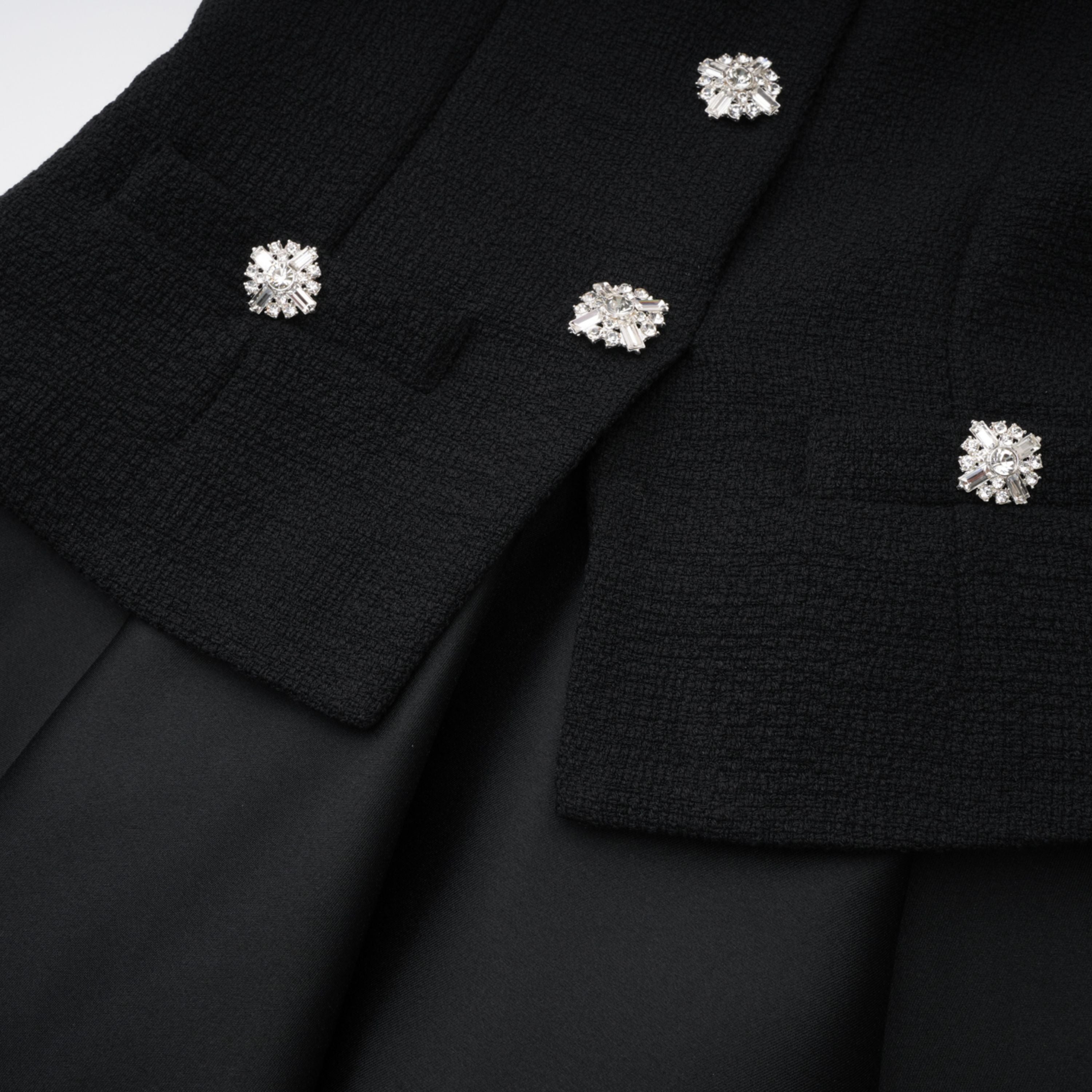 Vestido midi negro de tweed con cuello alto de la marca Bridal, diseño elegante y clásico en la imagen.