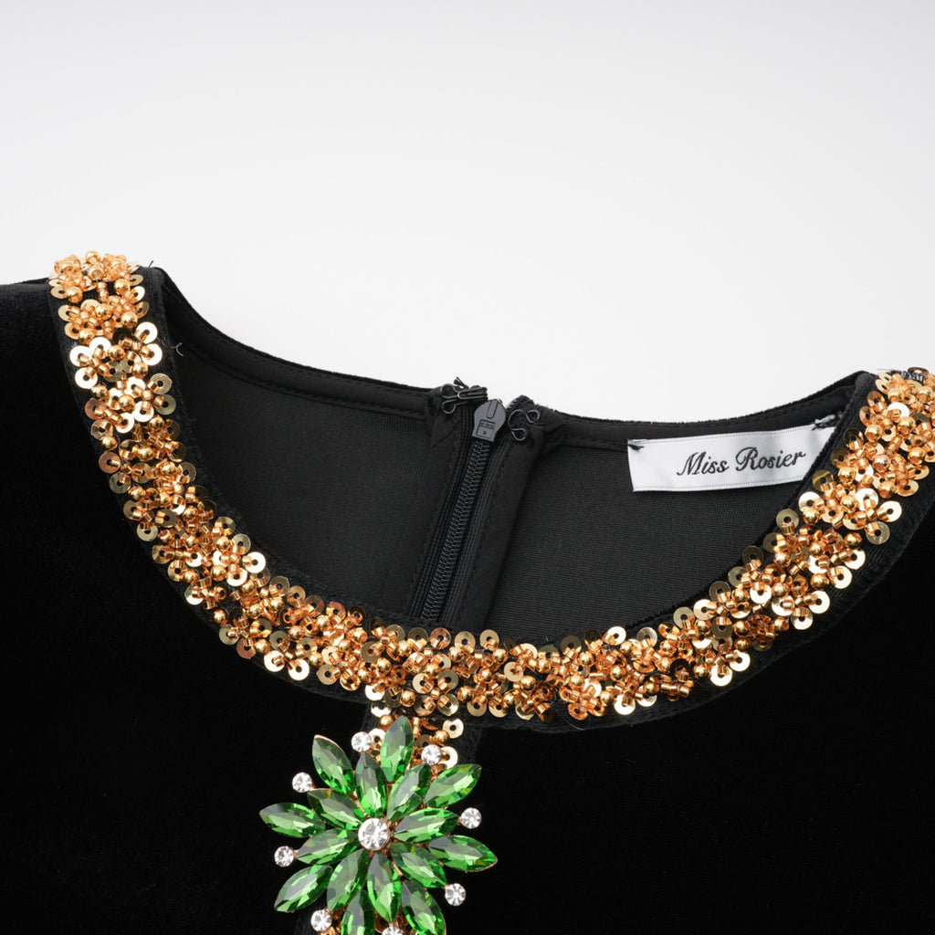 Vestido largo negro de cristal con abertura frontal de la marca MRNewyork, estilo maxi y detalles elegantes.