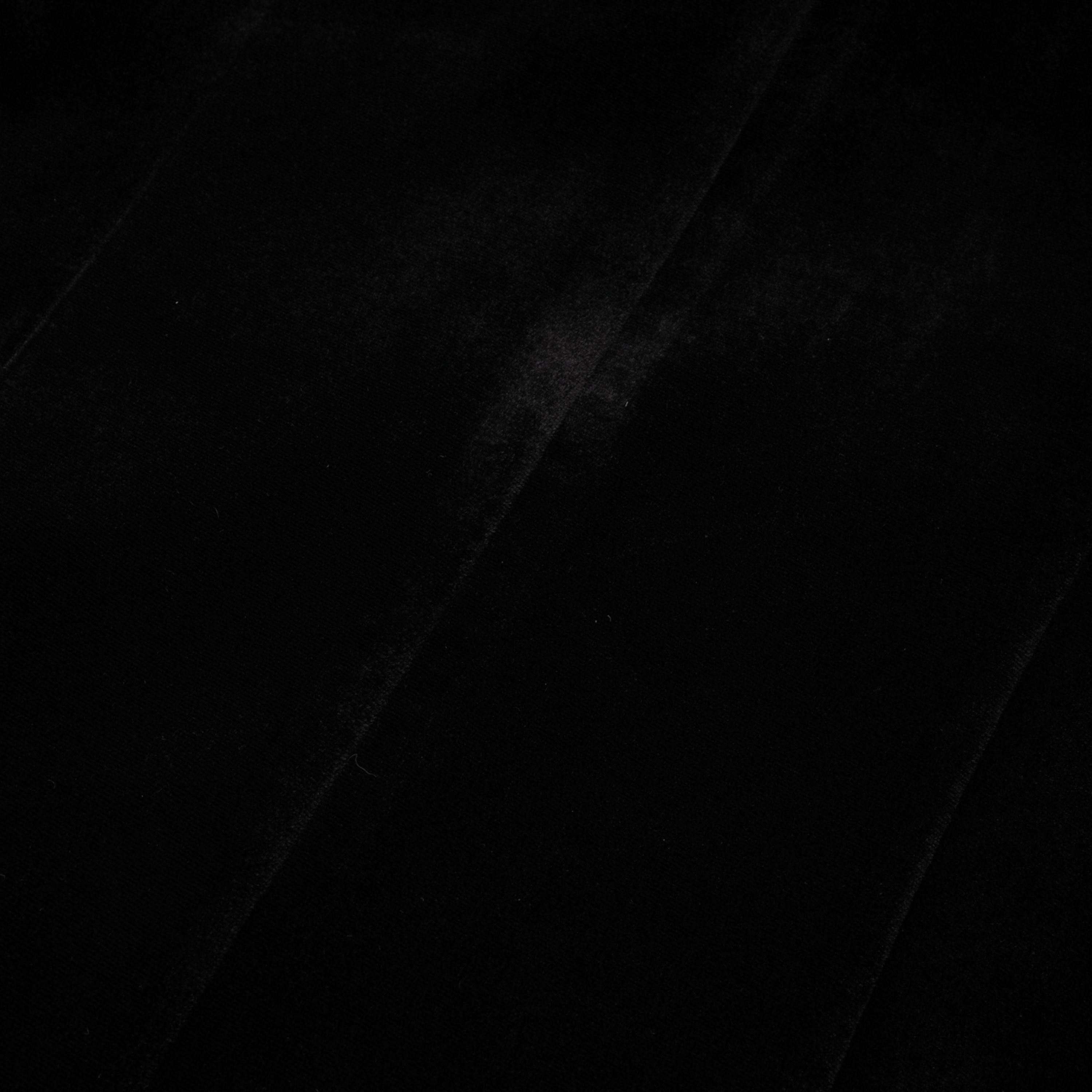 Vestido largo maxi negro con cristales y abertura frontal de la marca MRNewyork, con diseño elegante y detalles brillantes.