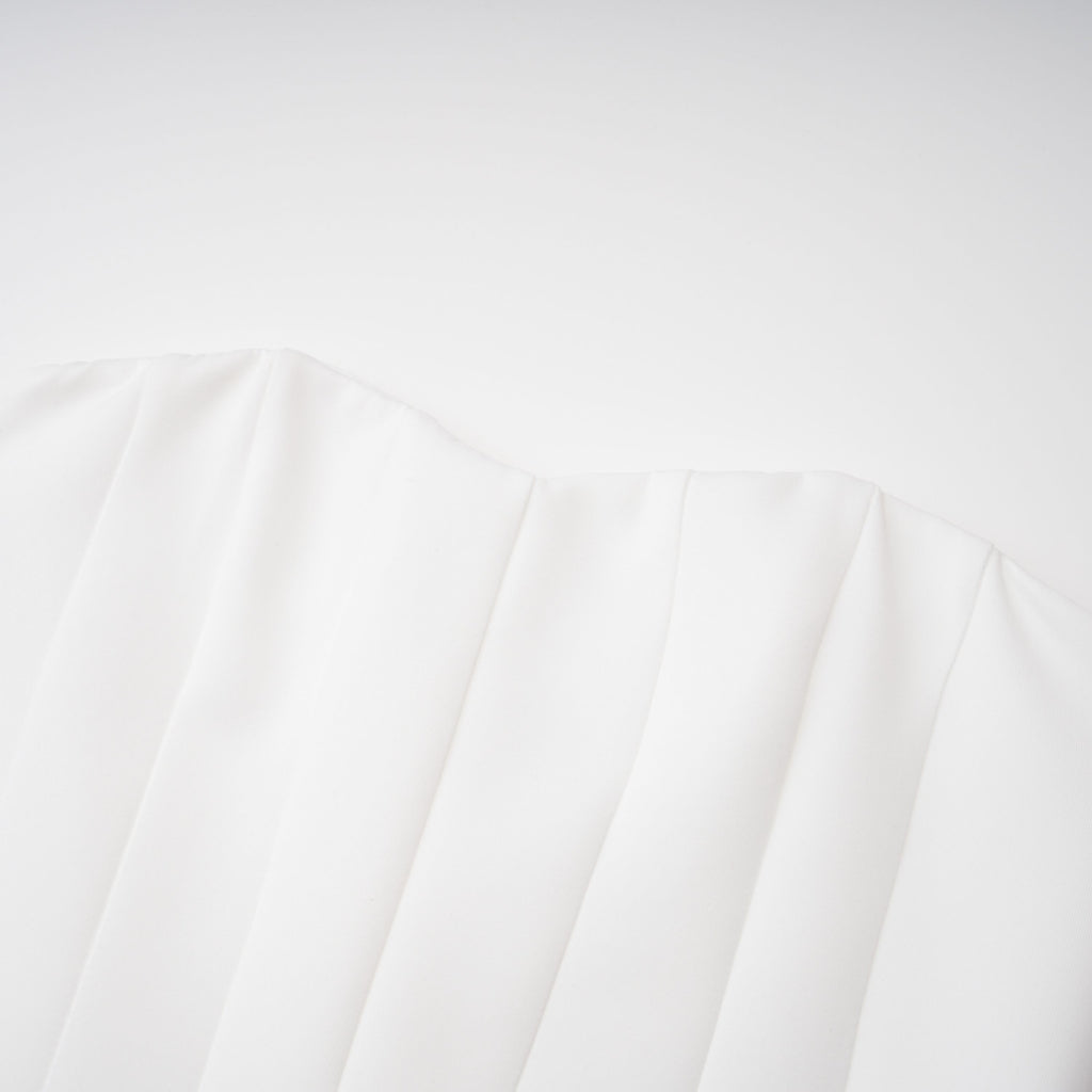 Conjunto de vestido estructurado blanco con capa y corsé de Bridal, elegante y sofisticado para ocasiones especiales.