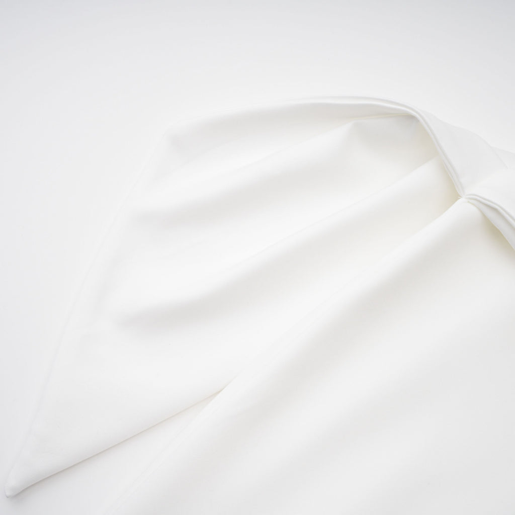 Vestido de novia Felice en blanco con capa estructurada y corsé, elegante conjunto de vestido de novia de la marca Bridal.