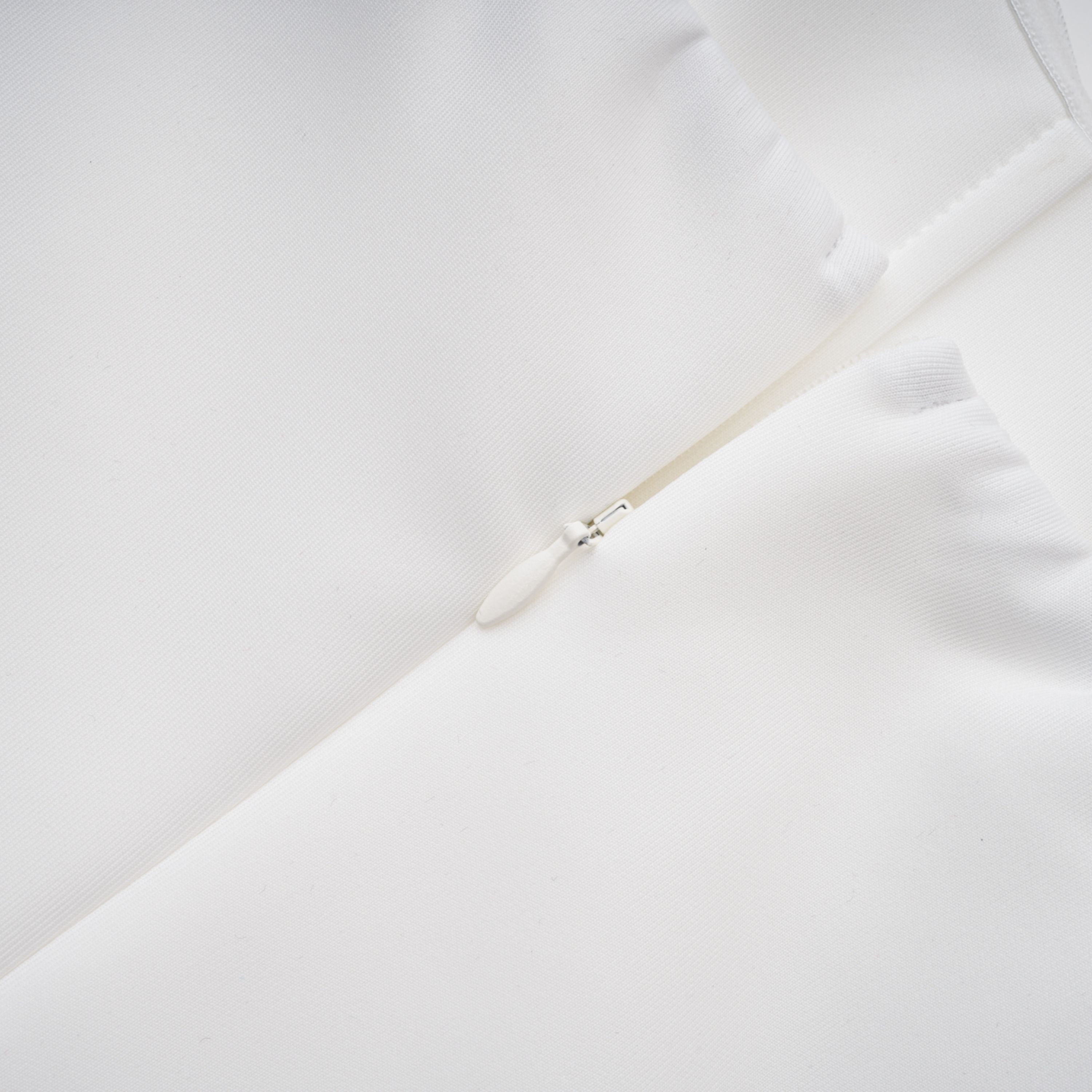 Conjunto de vestido blanco estructurado con capa y corsé de Bridal, detalle elegante y sofisticado para ocasiones especiales.