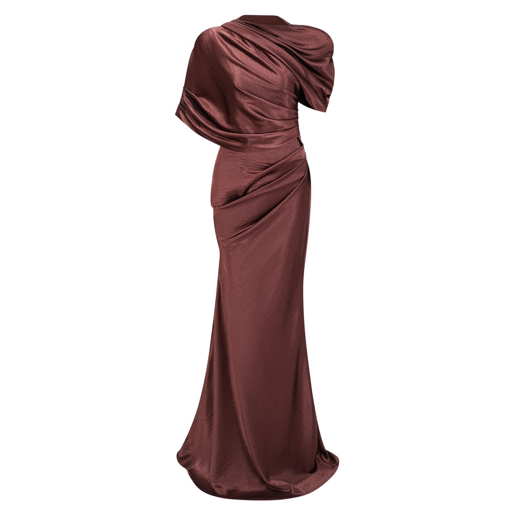 Vestido largo de satén marrón asimétrico con fruncido, diseñado por Bridal, muestra la textura y el estilo elegante del vestido.