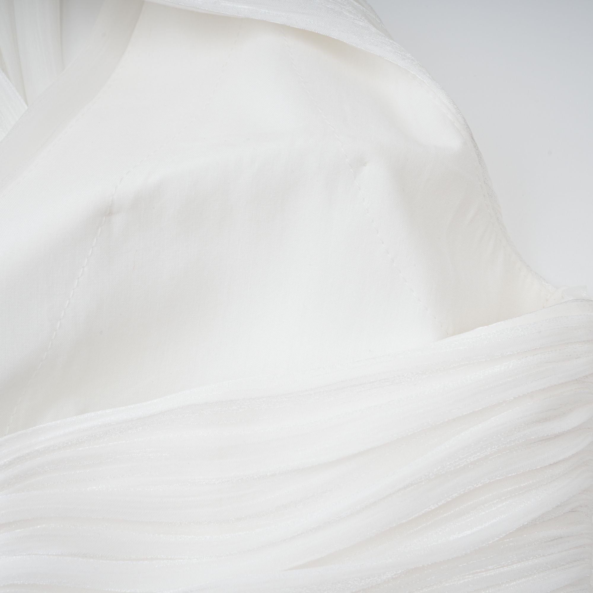 Vestido maxi blanco Emmeline con diseño de tren y detalles fruncidos, verano, estilo elegante y cómodo.