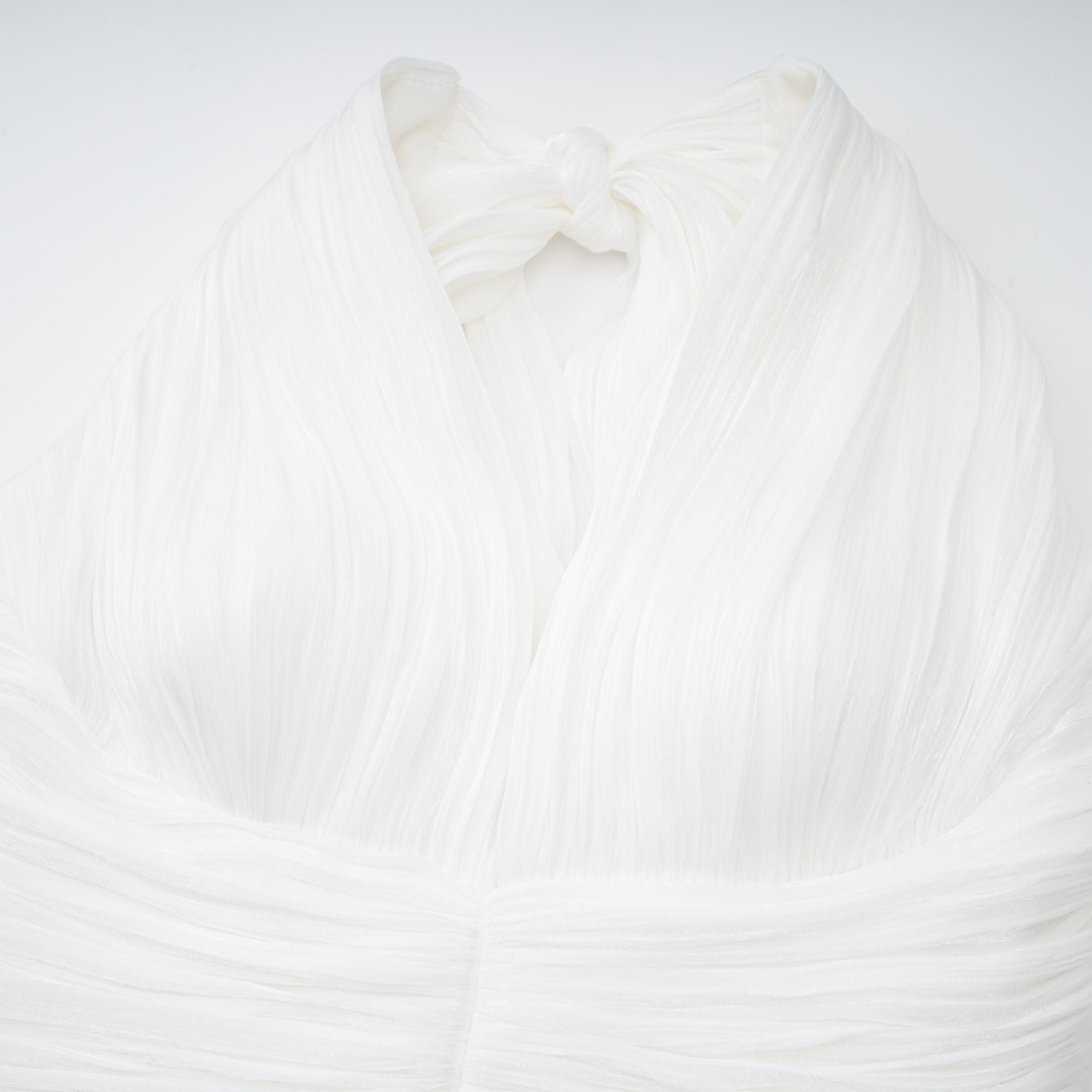 Vestido maxi blanco de Emmeline con diseño de tren, con fruncido y falda larga, estilo elegante para ocasiones especiales.