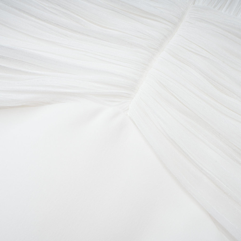 Vestido maxi blanco Emmeline con diseño de tren y detalles recogidos, de la marca Final Sale, mostrando la tela y el estilo elegante