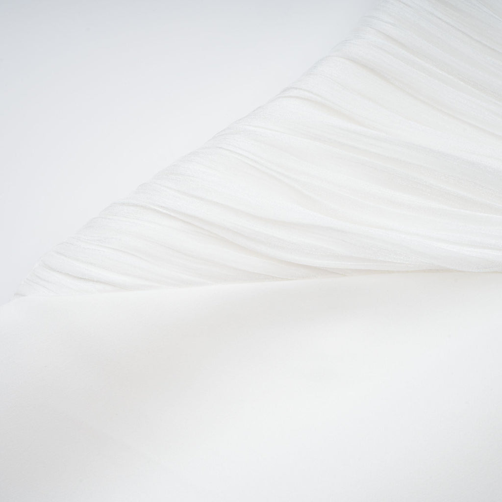 Vestido Maxi Emmeline blanco con diseño de tren y detalles recogidos, estilo elegante y fresco para ocasiones especiales.