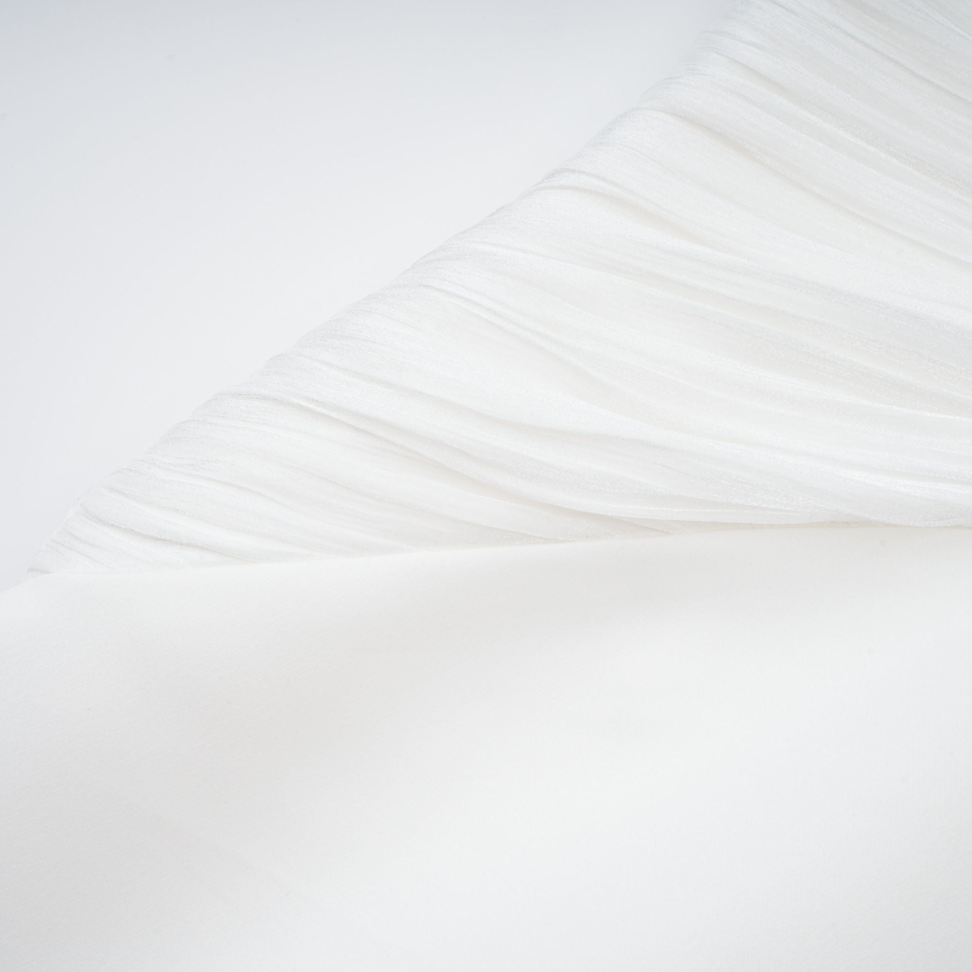 Vestido Maxi Emmeline blanco con diseño de tren y detalles recogidos, estilo elegante y fresco para ocasiones especiales.