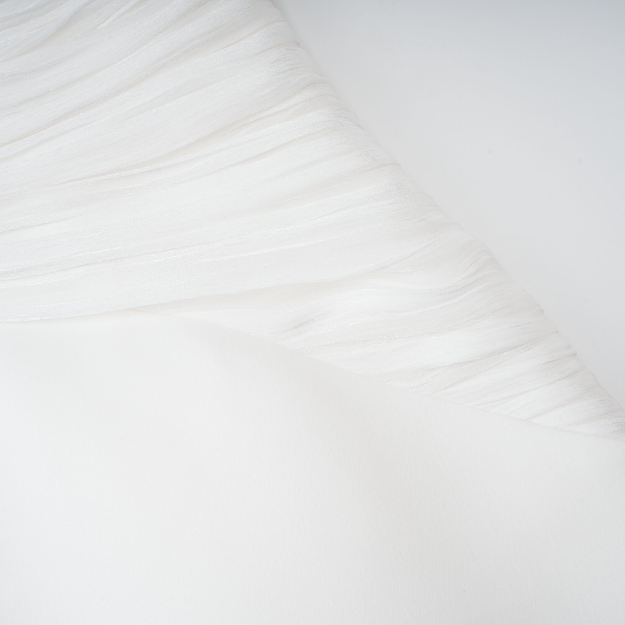 Vestido maxi blanco de Emmeline con diseño de tren y detalles de fruncido, ideal para ocasiones elegantes.