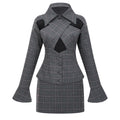 Conjunto de blazer y falda a cuadros en gris de la marca Bridal, con detalles de corte en el blazer.