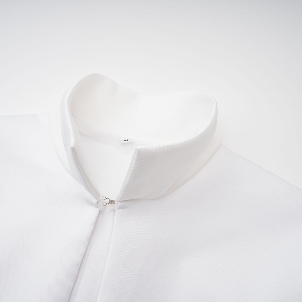Conjunto de vestido con capa y corsé blancos de Bridal, con estructura elegante y detalles sofisticados.