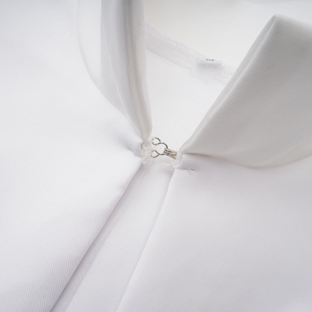 Vestido de novia Felice Blanco con capa estructurada y corsé, diseño elegante y sofisticado, imagen de conjunto completo.