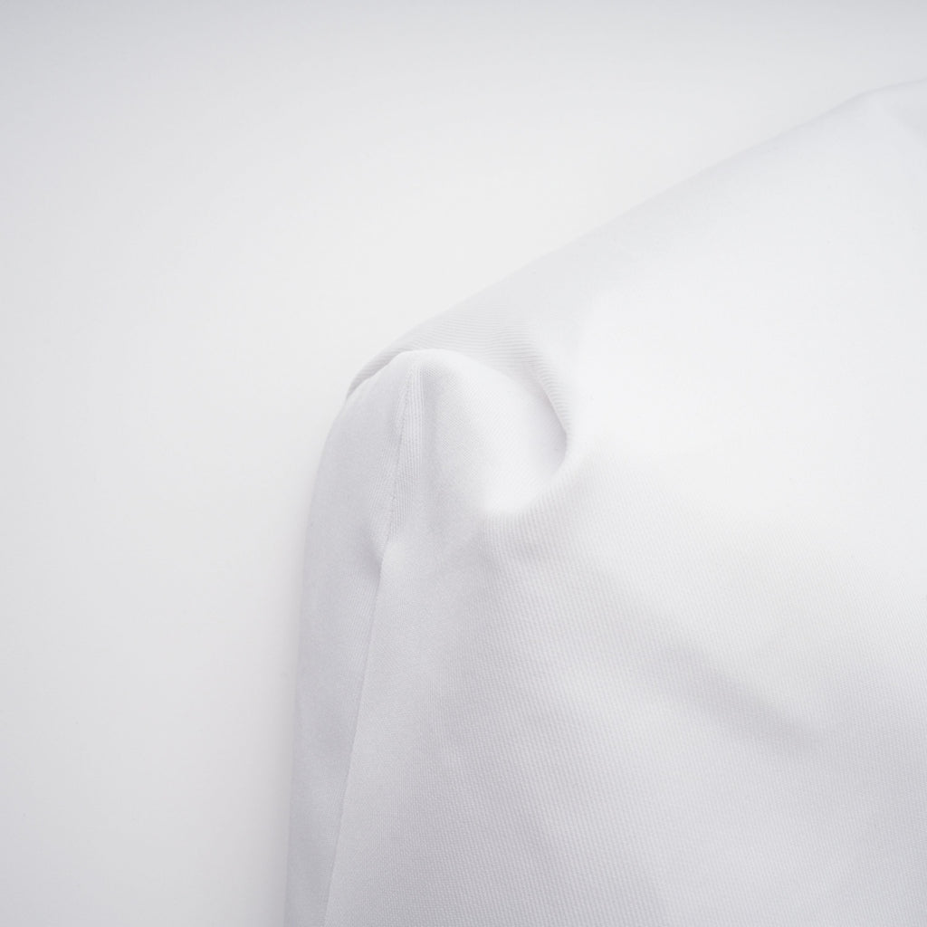 Vestido de novia Felice en blanco con capa estructurada y corsé, detalle elegante y sofisticado para boda.