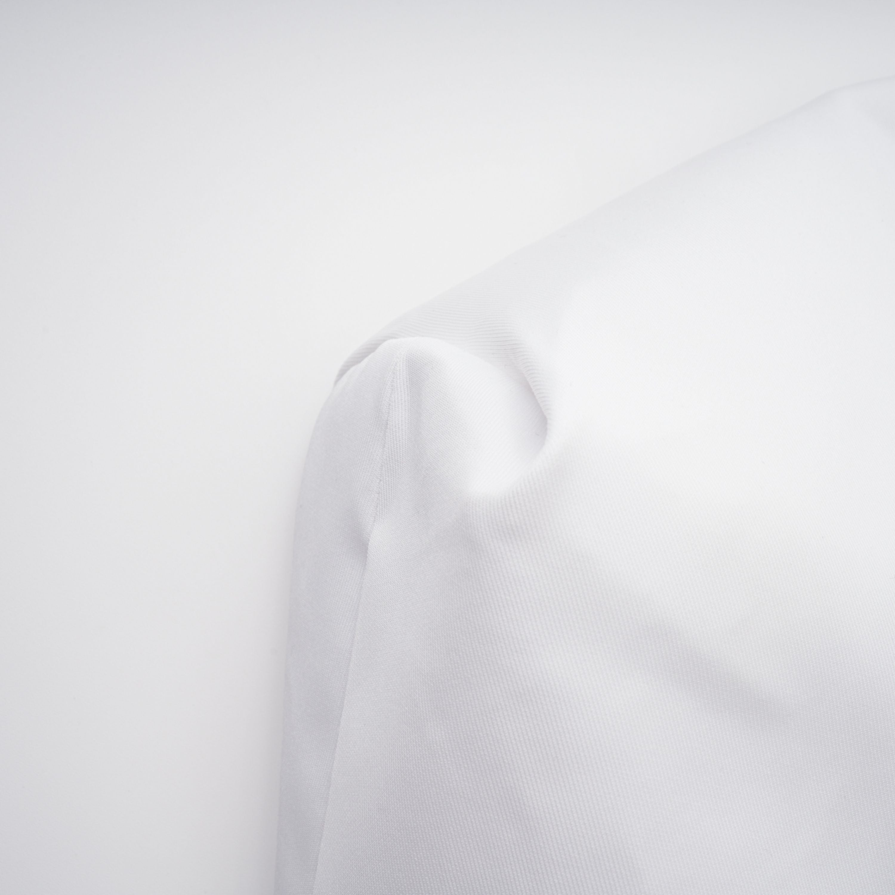 Vestido de novia Felice en blanco con capa estructurada y corsé, detalle elegante y sofisticado para boda.