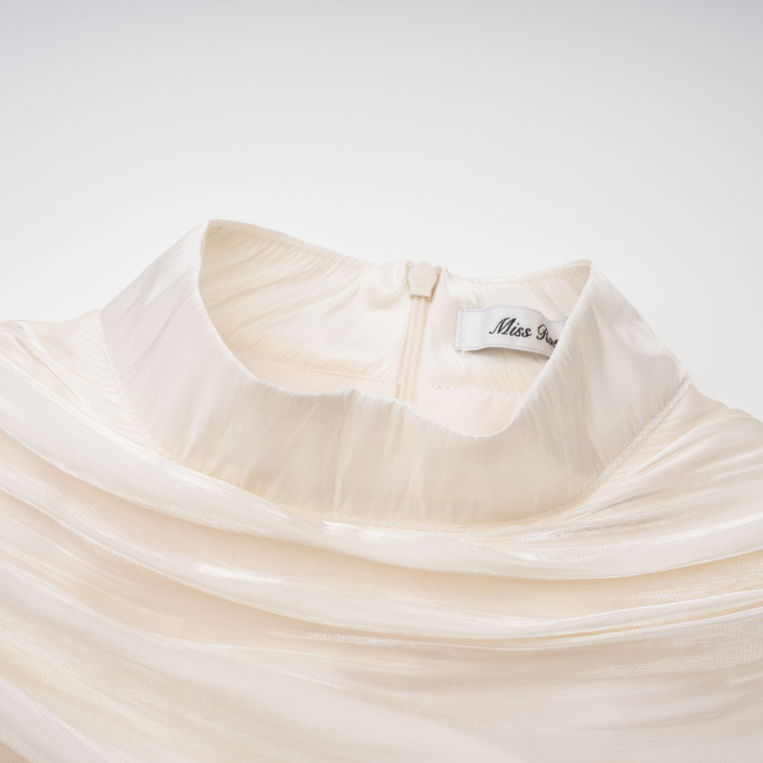 Vestido maxi ruffled de novia Gustave Neutral Ruched Cape Bridal, con detalles de volantes y diseño elegante.