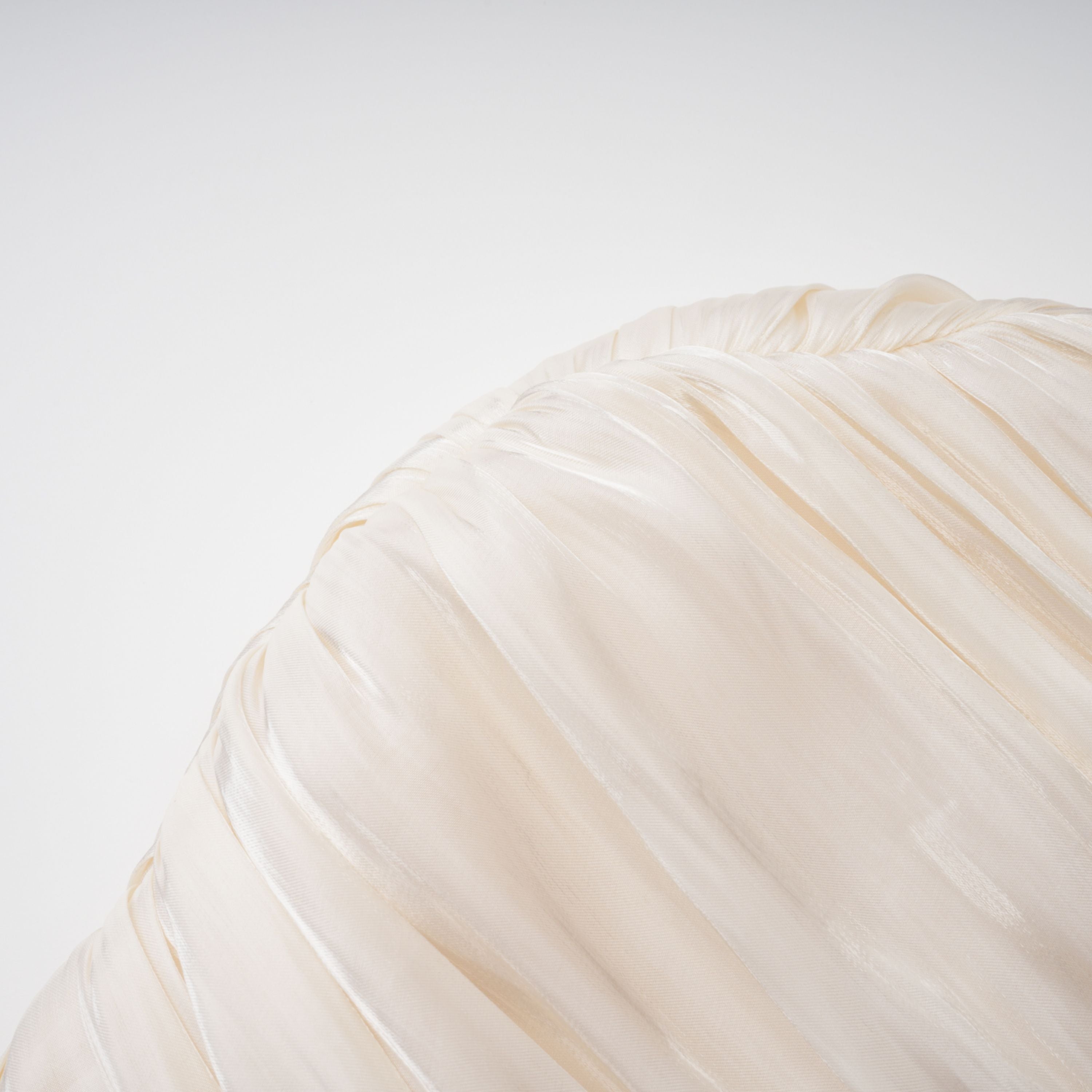 Vestido maxi rizado y con volantes Gustave Neutral de Bridal, capa con drapeado y estilo elegante.