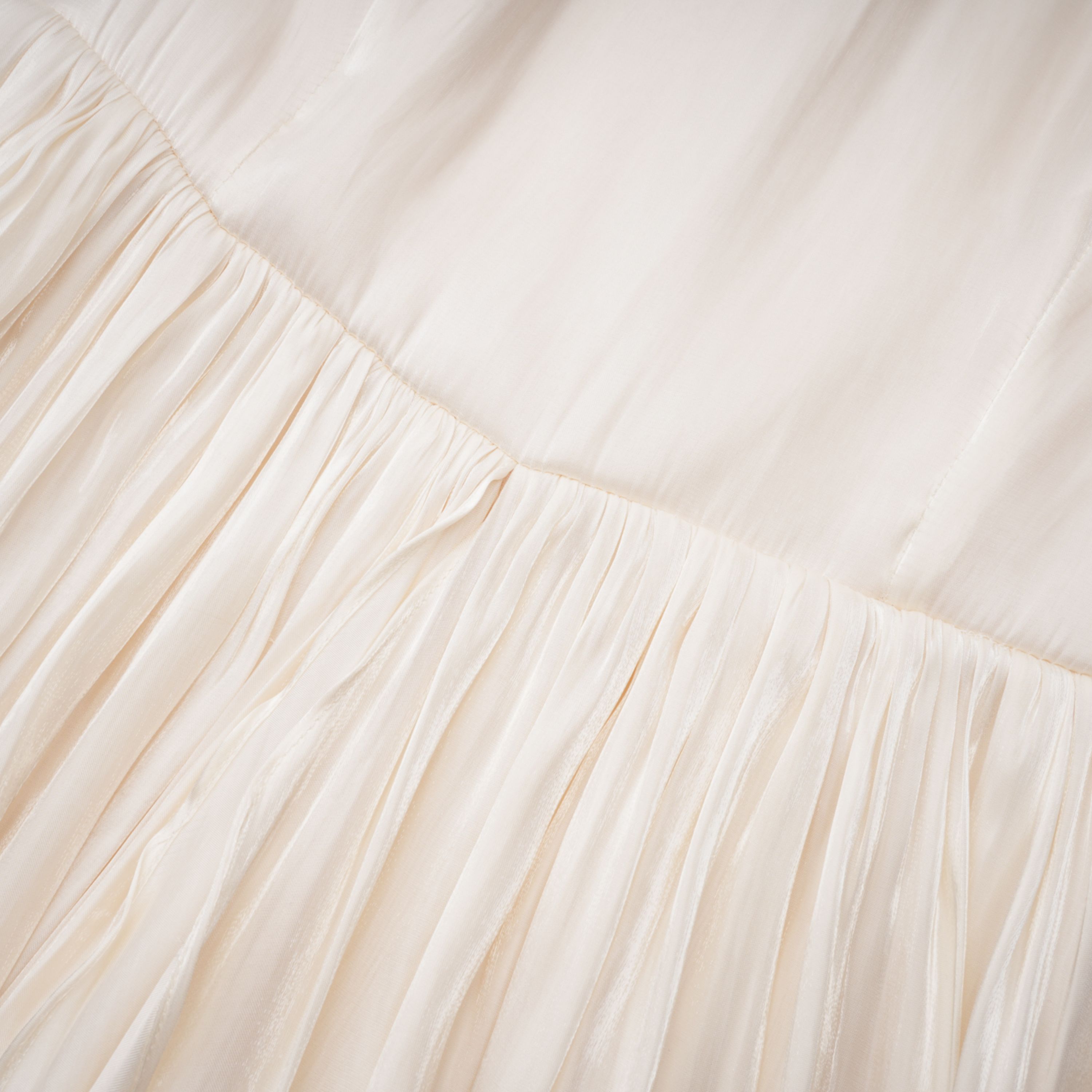 Vestido maxi rizado y con volantes Gustave Neutral Ruched Cape de Bridal, en color neutro, con detalles elegantes y estilo sofisticado.