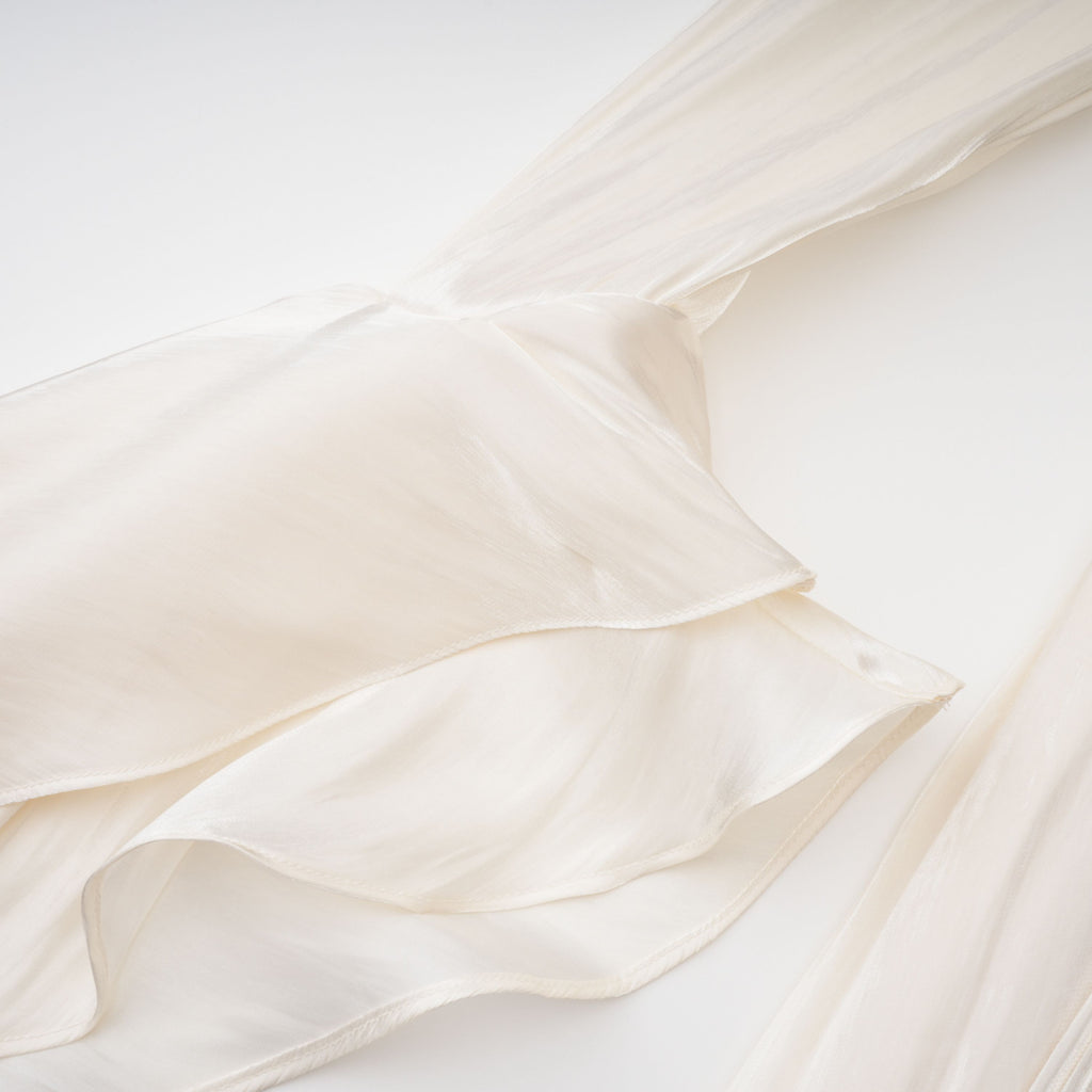 Vestido maxi rizado y con volantes Gustave Neutral Ruched Cape de Bridal, con estilo elegante y detalles en tela suave.