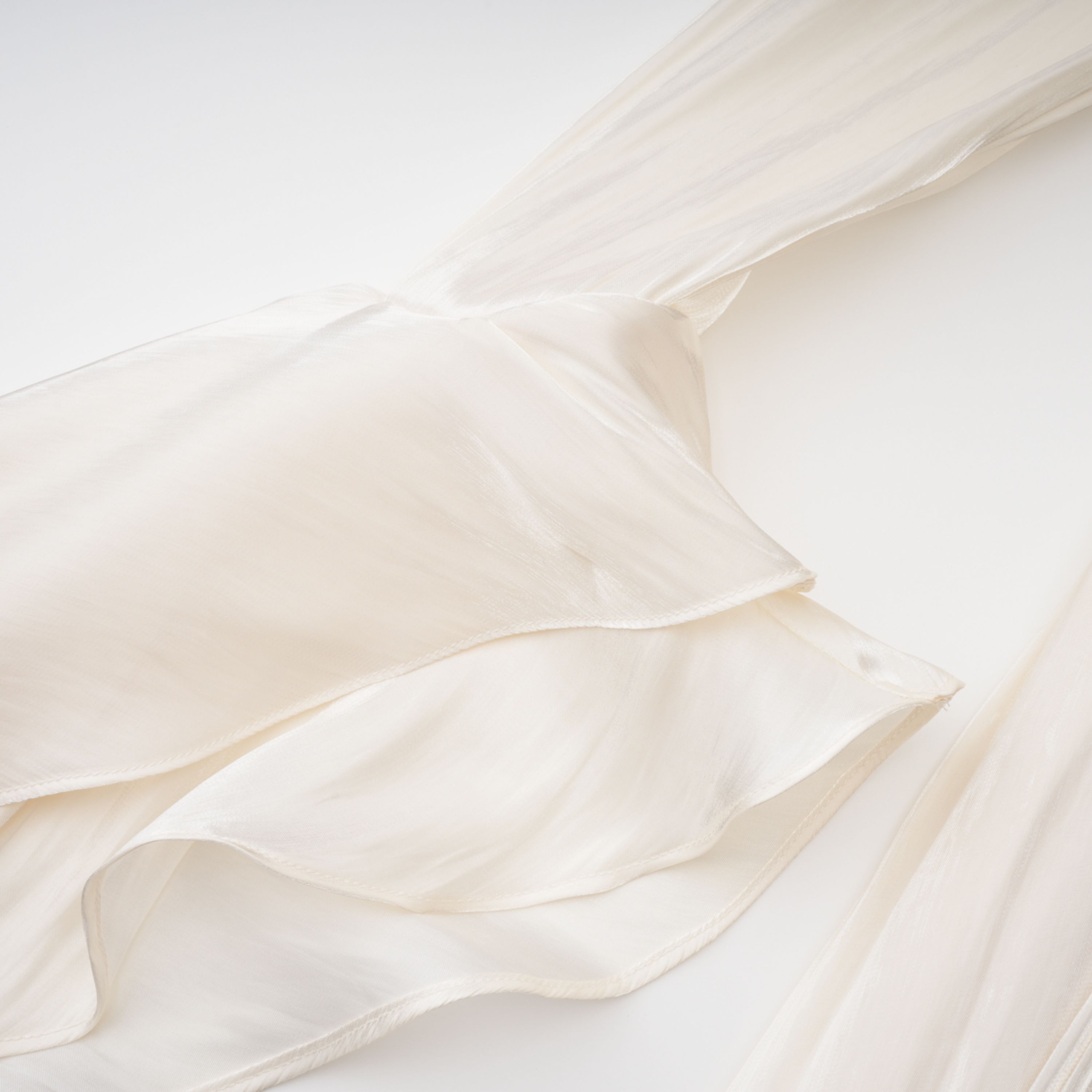 Vestido maxi rizado y con volantes Gustave Neutral Ruched Cape de Bridal, con estilo elegante y detalles en tela suave.