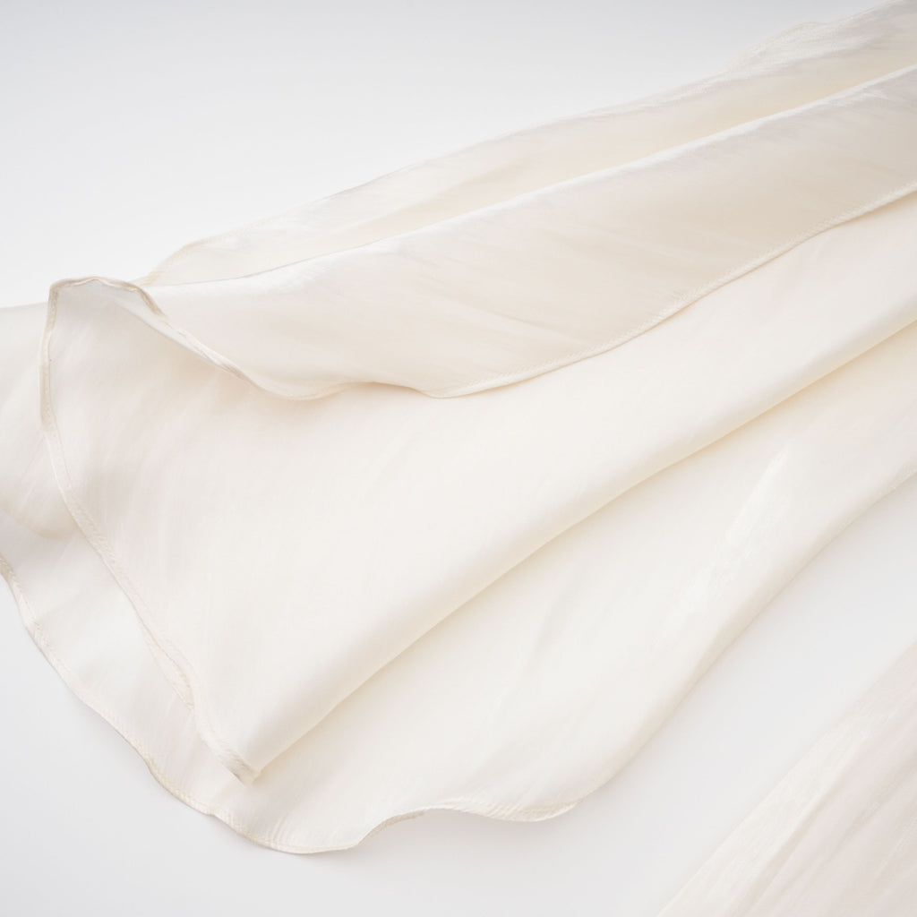Vestido maxi rizado y con volantes Gustave Neutral Ruched Cape de Bridal, con detalles elegantes y estilo sofisticado.